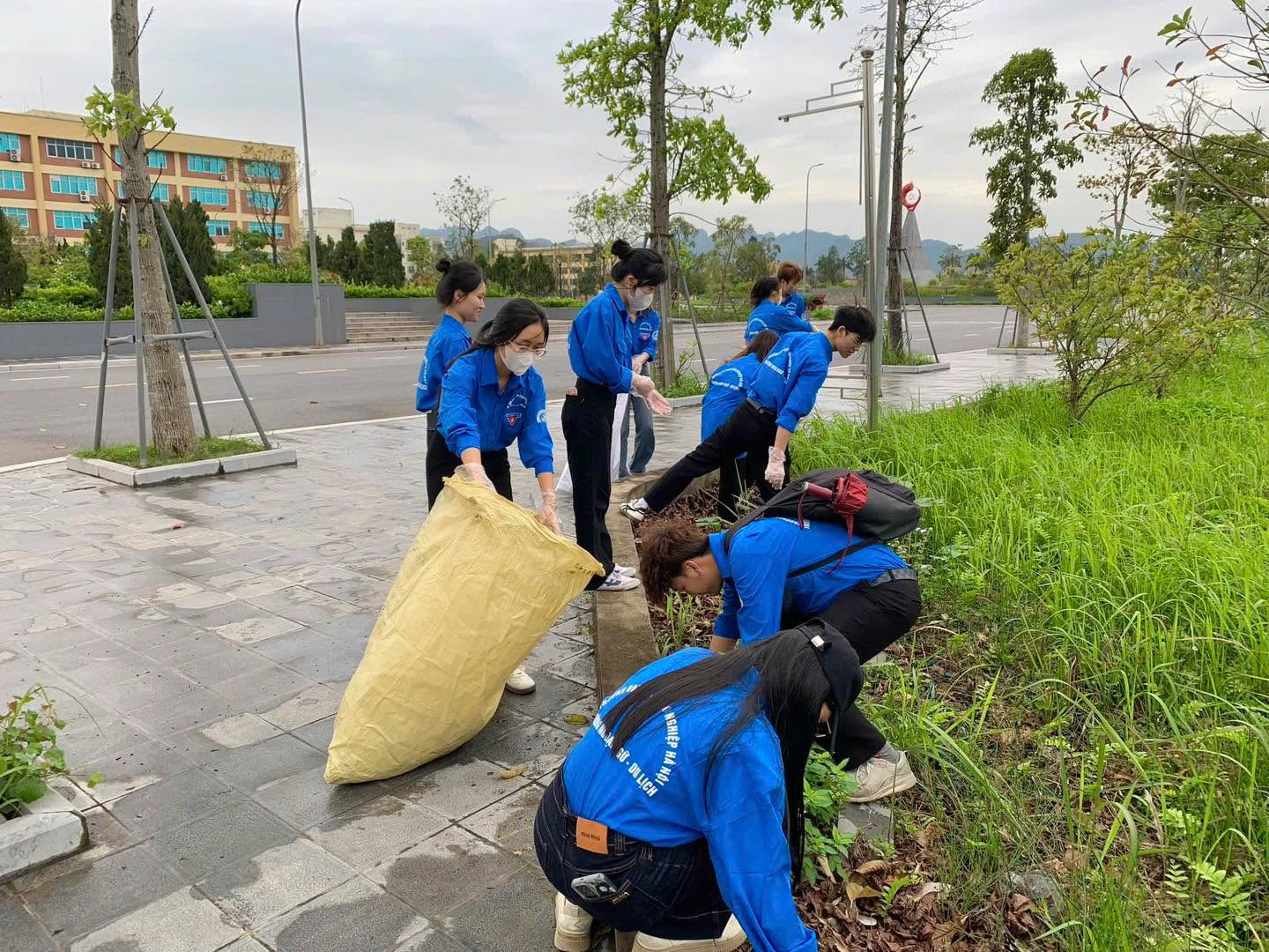 Tuổi trẻ Trường Ngoại ngữ - Du lịch hưởng ứng “Chủ nhật Xanh” bằng những hành động thiết thực
