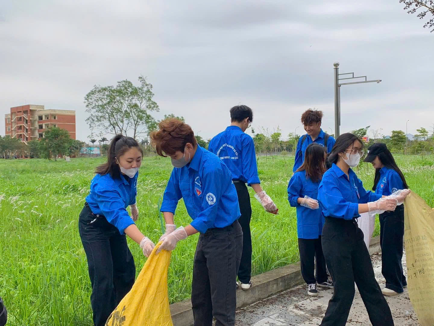 Tuổi trẻ Trường Ngoại ngữ - Du lịch hưởng ứng “Chủ nhật Xanh” bằng những hành động thiết thực