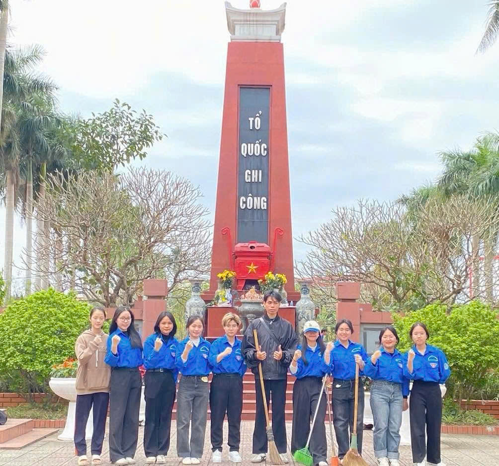 Tuổi trẻ Trường Ngoại ngữ - Du lịch hưởng ứng “Chủ nhật Xanh” bằng những hành động thiết thực