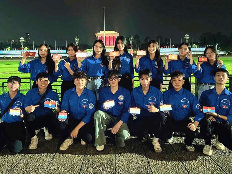 Tuổi trẻ Trường Ngoại ngữ - Du lịch lan tỏa tinh thần sẻ chia qua chương trình “Đêm yêu thương”