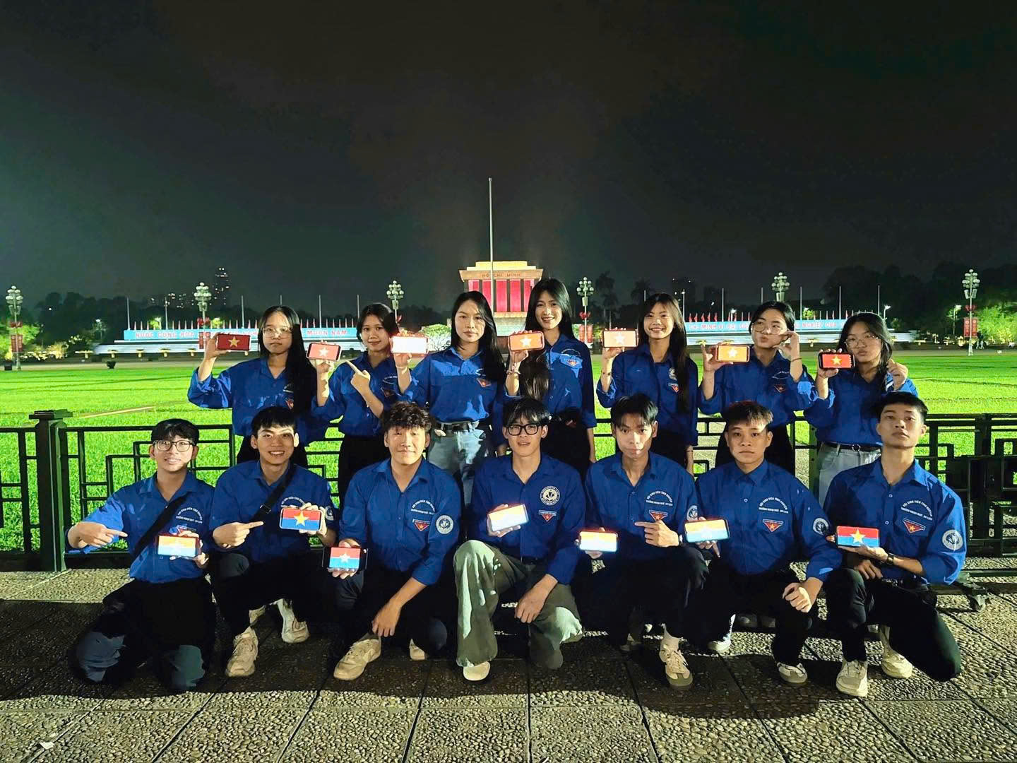 Tuổi trẻ Trường Ngoại ngữ - Du lịch lan tỏa tinh thần sẻ chia qua chương trình “Đêm yêu thương”