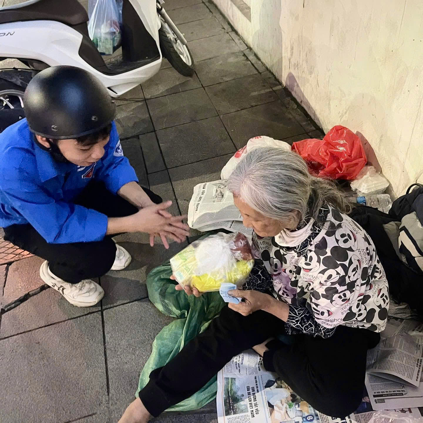Tuổi trẻ Trường Ngoại ngữ - Du lịch lan tỏa tinh thần sẻ chia qua chương trình “Đêm yêu thương”