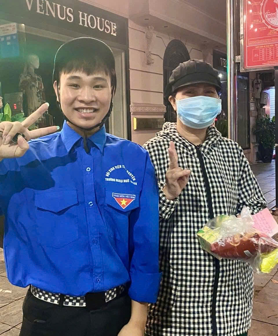 Tuổi trẻ Trường Ngoại ngữ - Du lịch lan tỏa tinh thần sẻ chia qua chương trình “Đêm yêu thương”