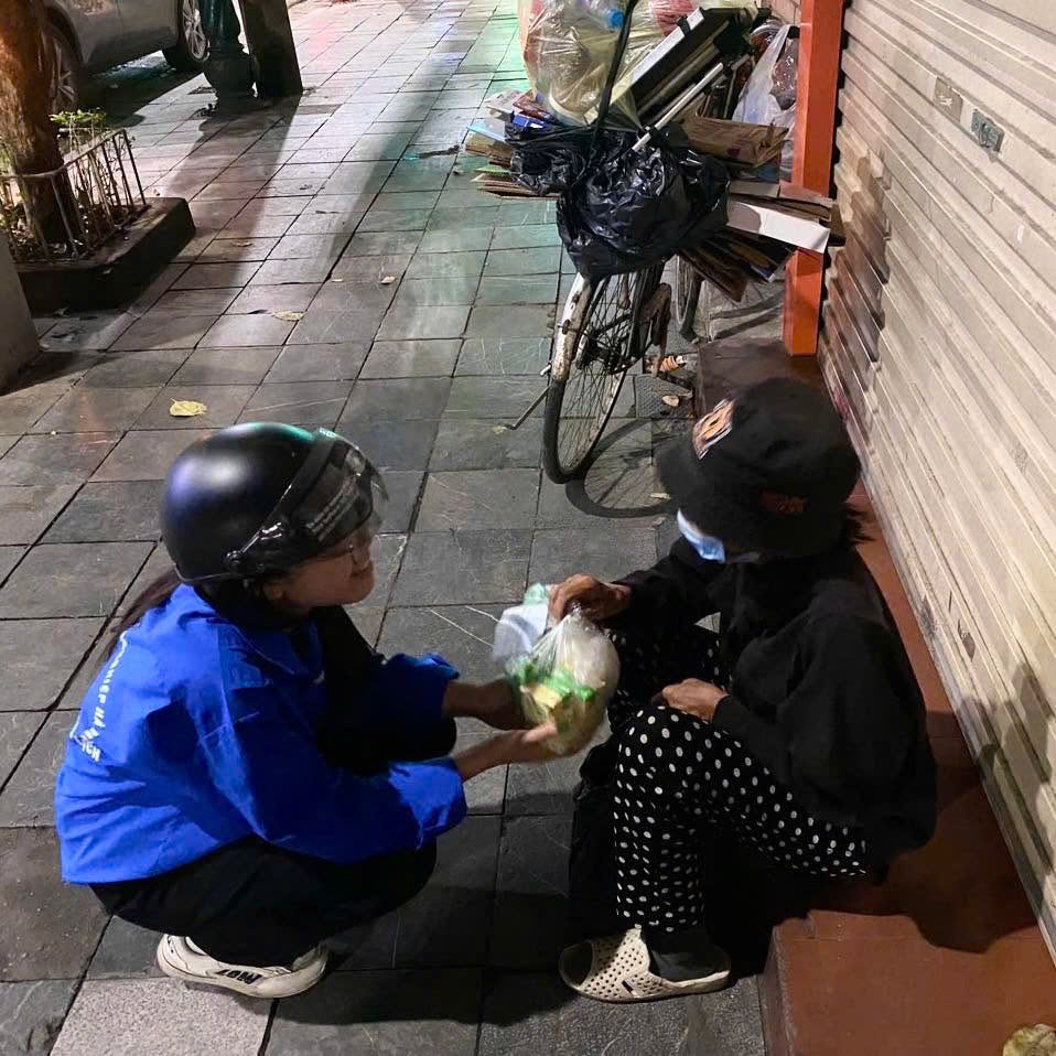 Tuổi trẻ Trường Ngoại ngữ - Du lịch lan tỏa tinh thần sẻ chia qua chương trình “Đêm yêu thương”