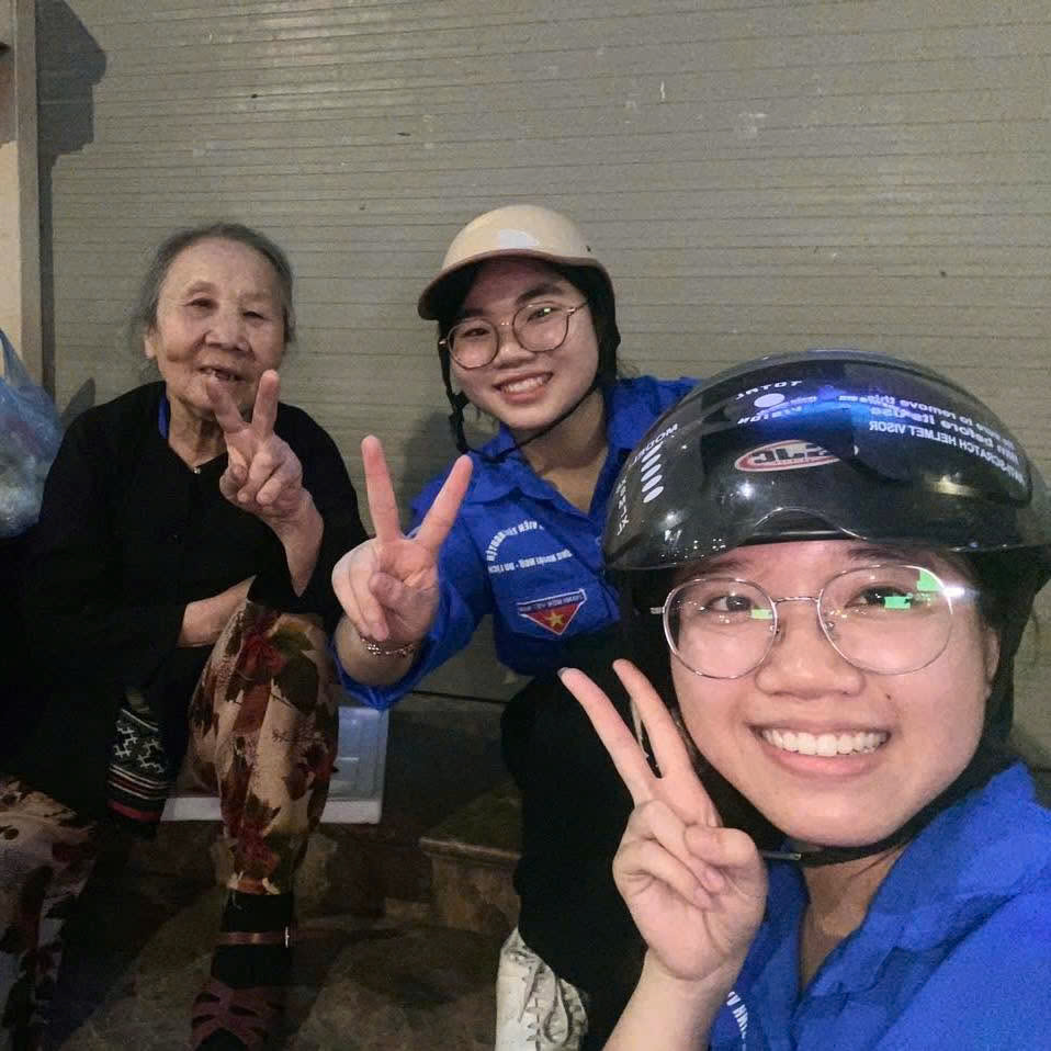 Tuổi trẻ Trường Ngoại ngữ - Du lịch lan tỏa tinh thần sẻ chia qua chương trình “Đêm yêu thương”
