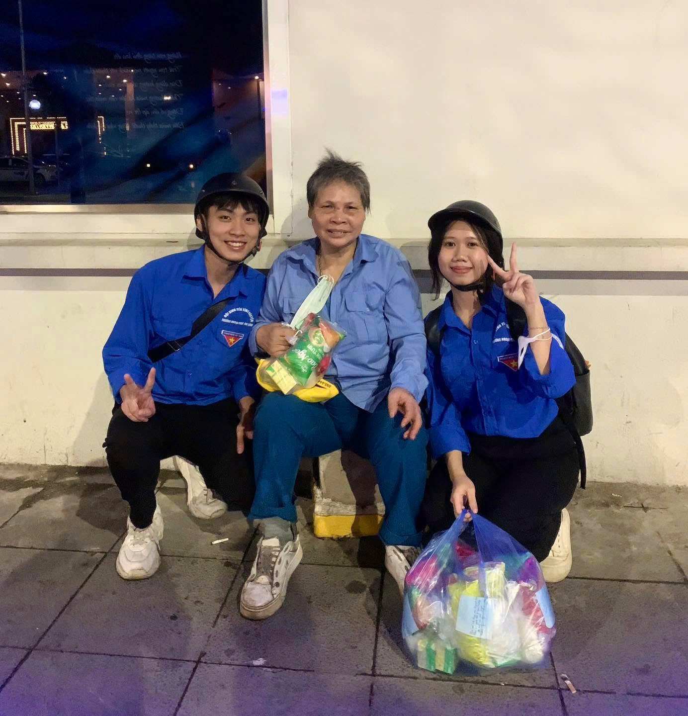 Tuổi trẻ Trường Ngoại ngữ - Du lịch lan tỏa tinh thần sẻ chia qua chương trình “Đêm yêu thương”