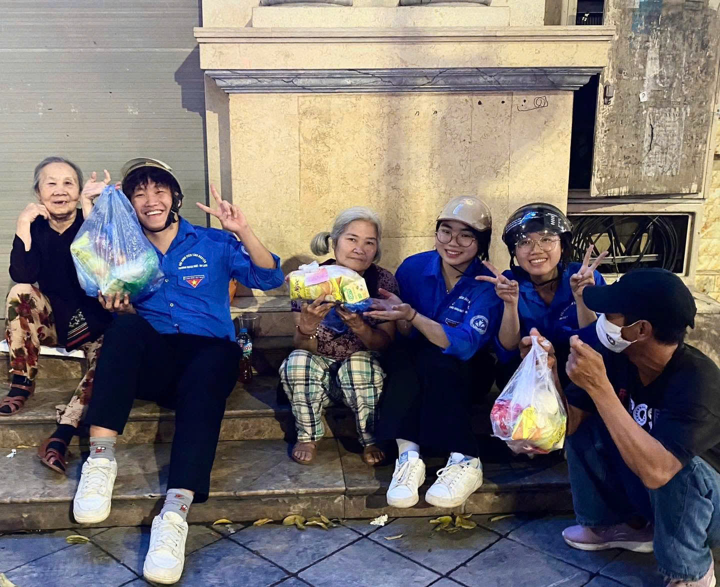Tuổi trẻ Trường Ngoại ngữ - Du lịch lan tỏa tinh thần sẻ chia qua chương trình “Đêm yêu thương”
