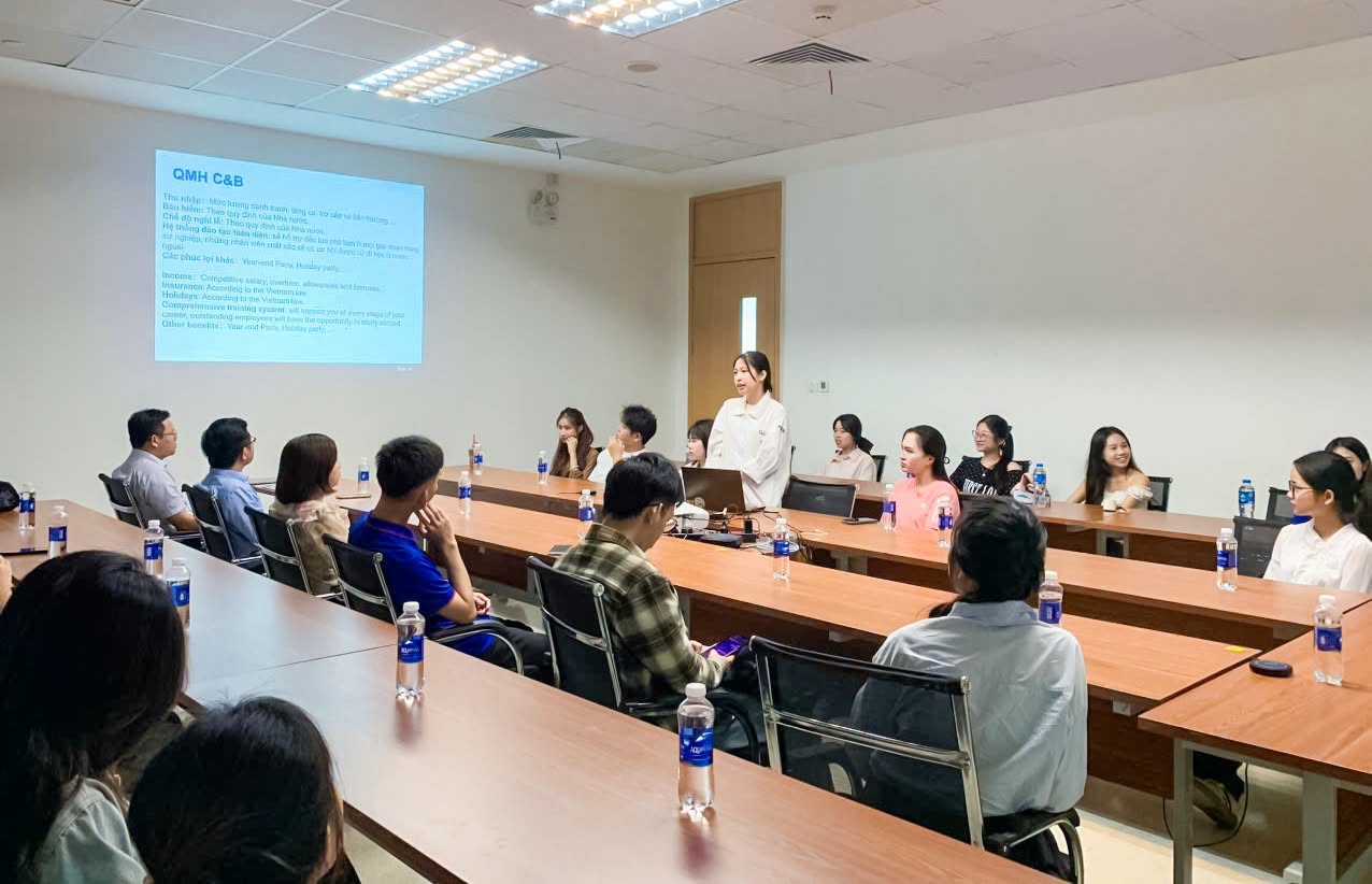 Sinh viên Trường Ngoại ngữ - Du lịch tham quan thực tế tại Công ty TNHH QMH Computer
