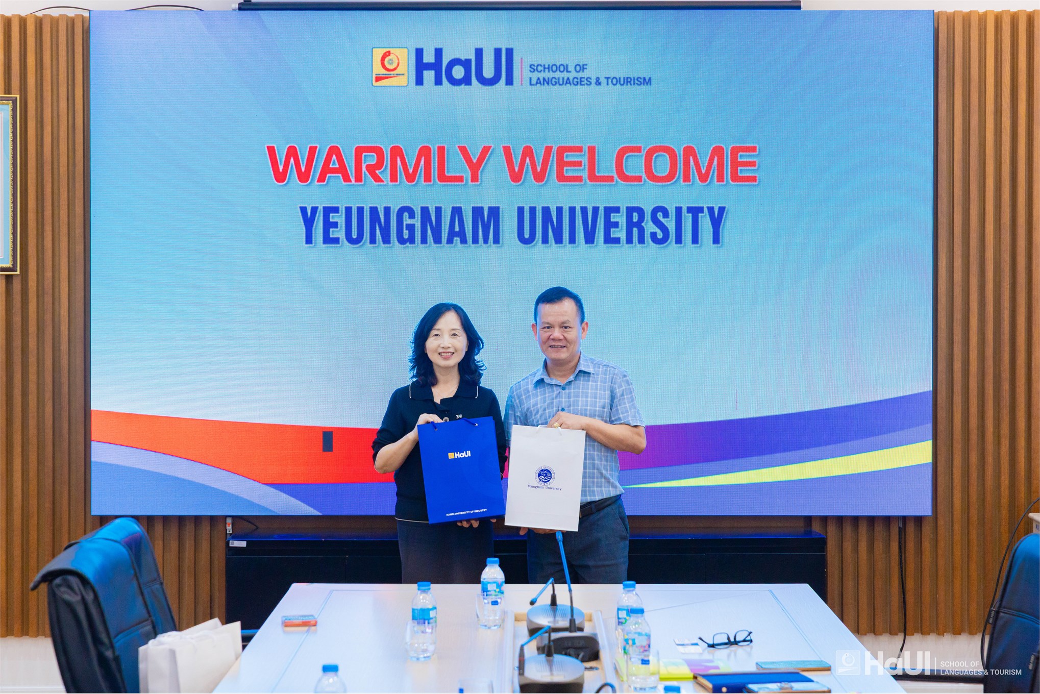 TS. Hà Thành Công - Trưởng phòng Tổng hợp, Trường Ngoại ngữ - Du lịch HaUI trao quà lưu niệm cho đại diện Trường Đại học Yeungnam, Hàn Quốc