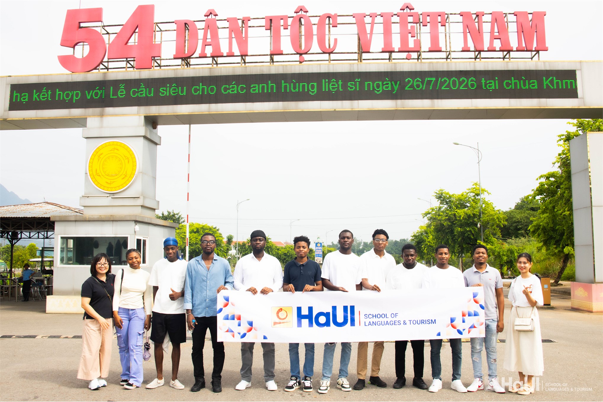 Học viên Mozambique khám phá không gian văn hóa các dân tộc Việt Nam