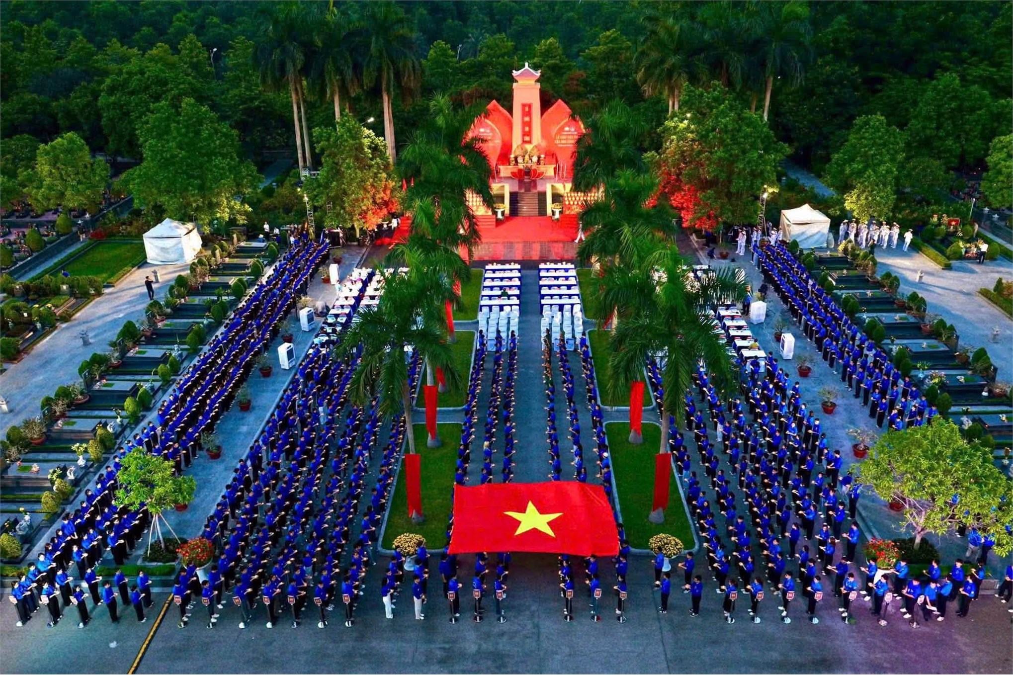 Tuổi trẻ Trường Ngoại ngữ - Du lịch tri ân các Anh hùng liệt sĩ