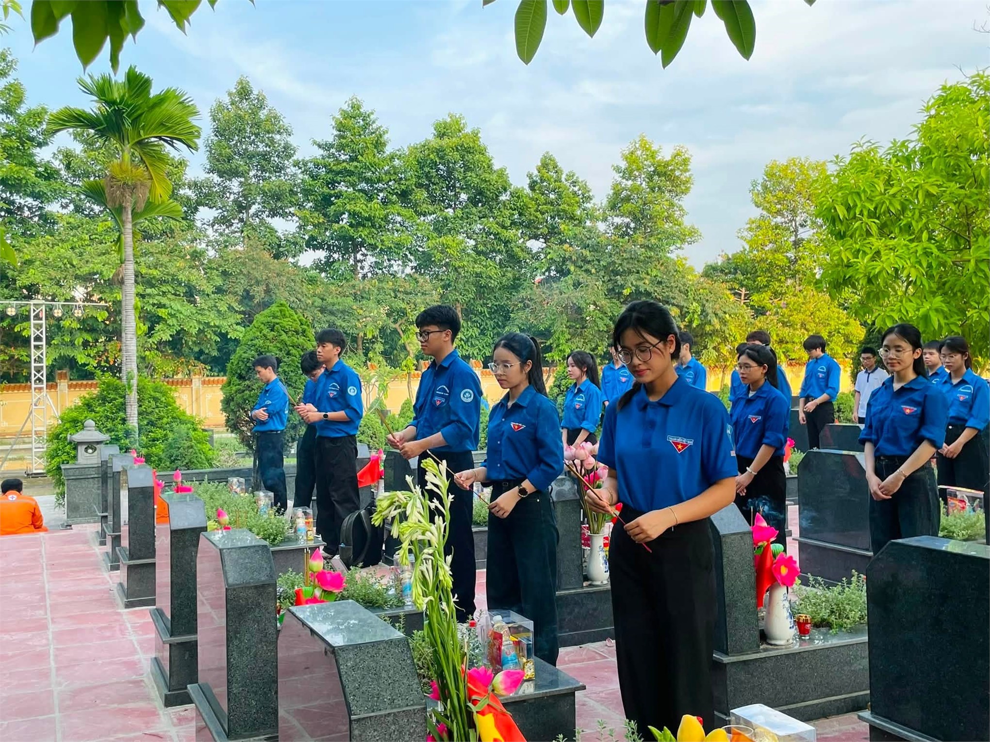 Tuổi trẻ Trường Ngoại ngữ - Du lịch tri ân các Anh hùng liệt sĩ