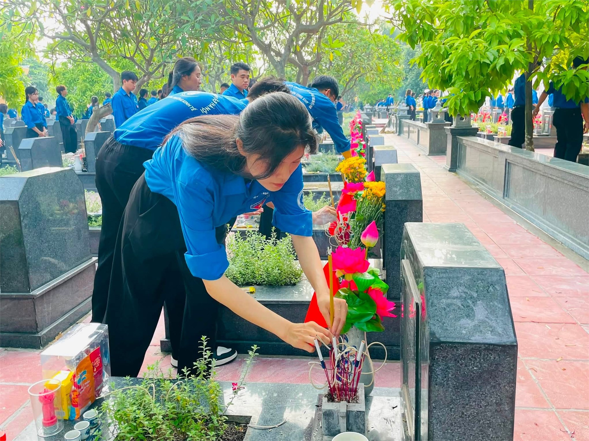 Tuổi trẻ Trường Ngoại ngữ - Du lịch tri ân các Anh hùng liệt sĩ