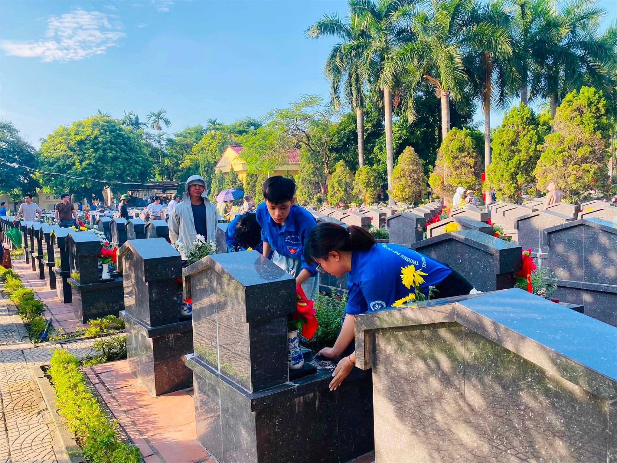 Tuổi trẻ Trường Ngoại ngữ - Du lịch tri ân các Anh hùng liệt sĩ