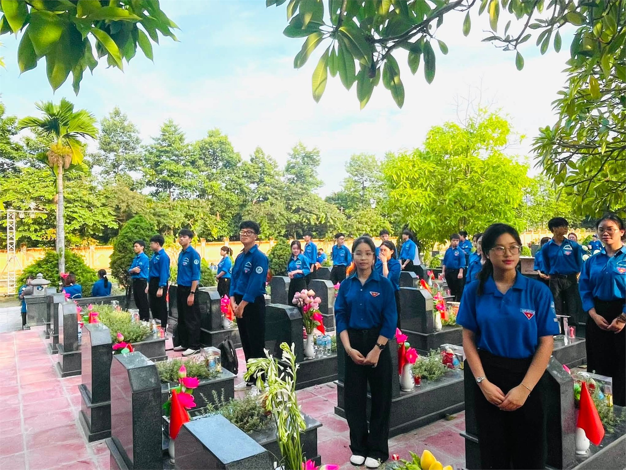 Tuổi trẻ Trường Ngoại ngữ - Du lịch tri ân các Anh hùng liệt sĩ