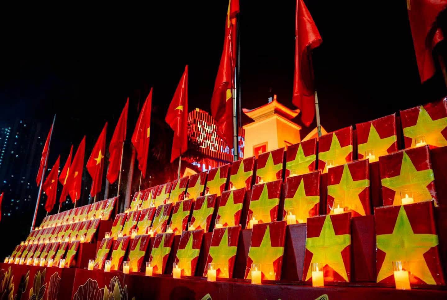 Tuổi trẻ Trường Ngoại ngữ - Du lịch tri ân các Anh hùng liệt sĩ