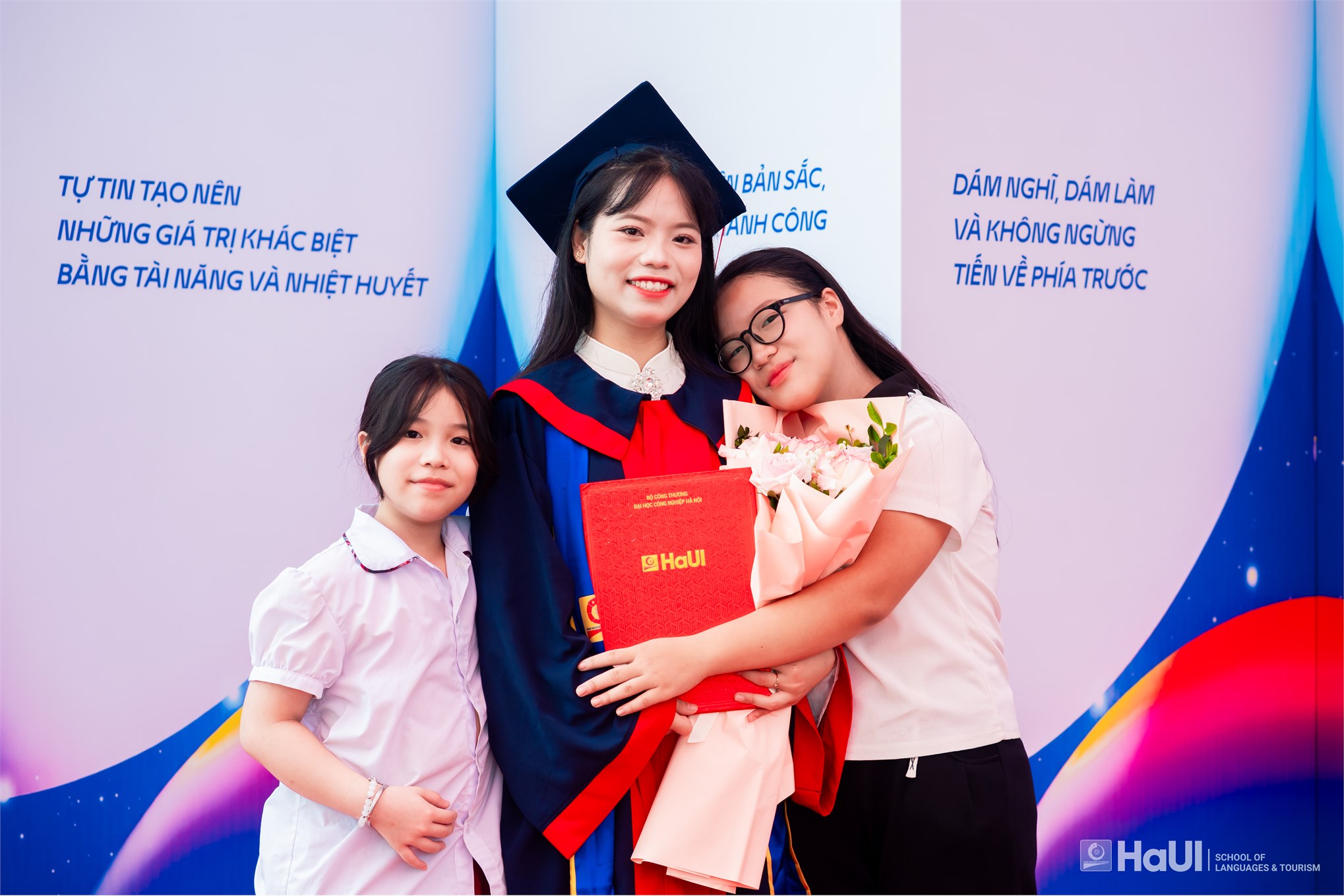 Hơn 800 tân Thạc sĩ, Cử nhân Trường Ngoại ngữ - Du lịch rạng rỡ trong ngày tốt nghiệp năm 2026