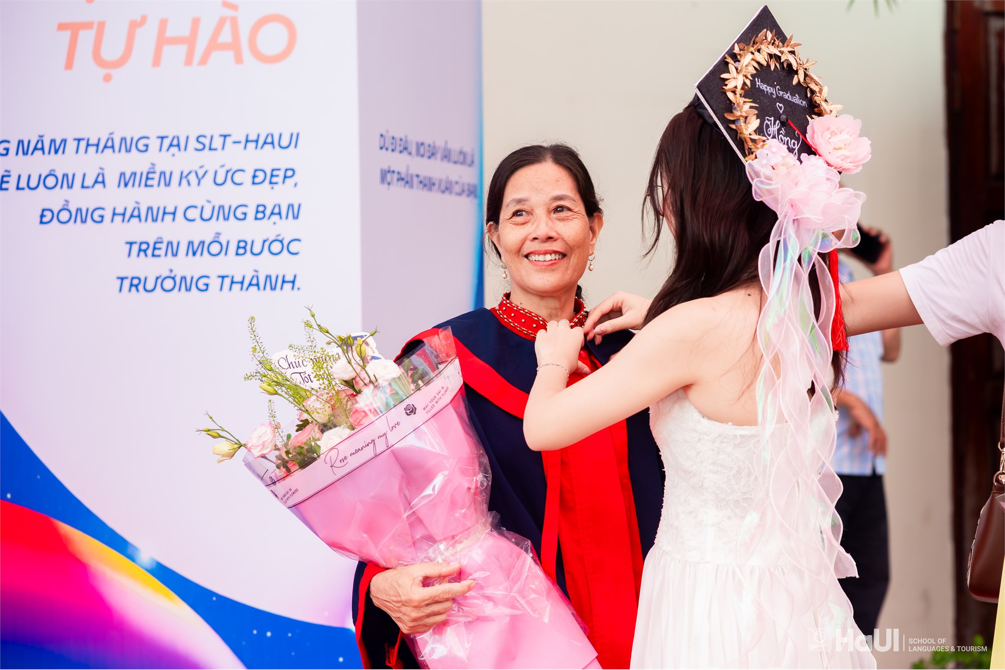 Hơn 800 tân Thạc sĩ, Cử nhân Trường Ngoại ngữ - Du lịch rạng rỡ trong ngày tốt nghiệp năm 2026