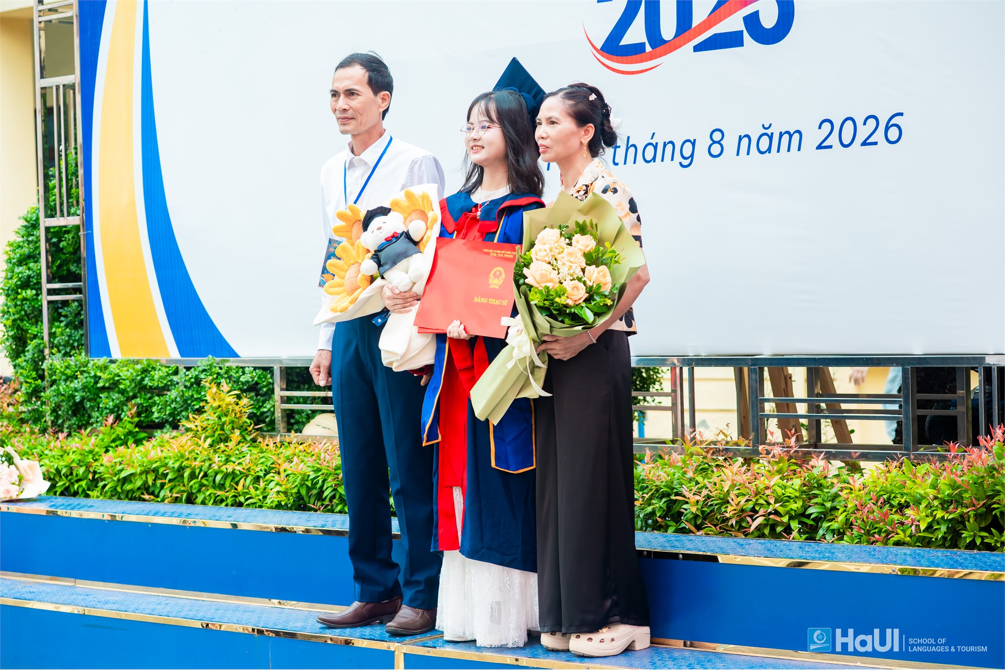 Hơn 800 tân Thạc sĩ, Cử nhân Trường Ngoại ngữ - Du lịch rạng rỡ trong ngày tốt nghiệp năm 2026
