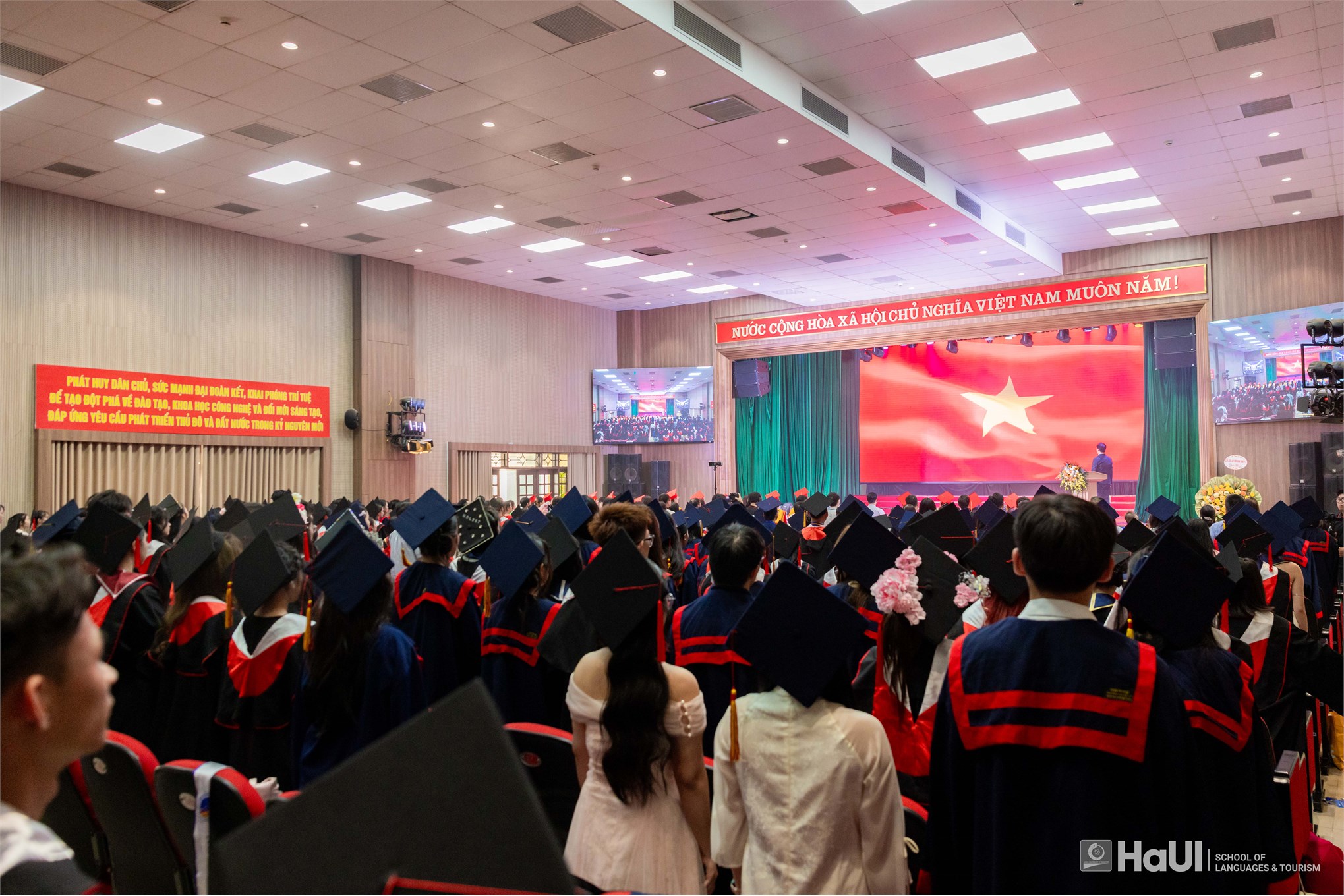 Hơn 800 tân Thạc sĩ, Cử nhân Trường Ngoại ngữ - Du lịch rạng rỡ trong ngày tốt nghiệp năm 2026