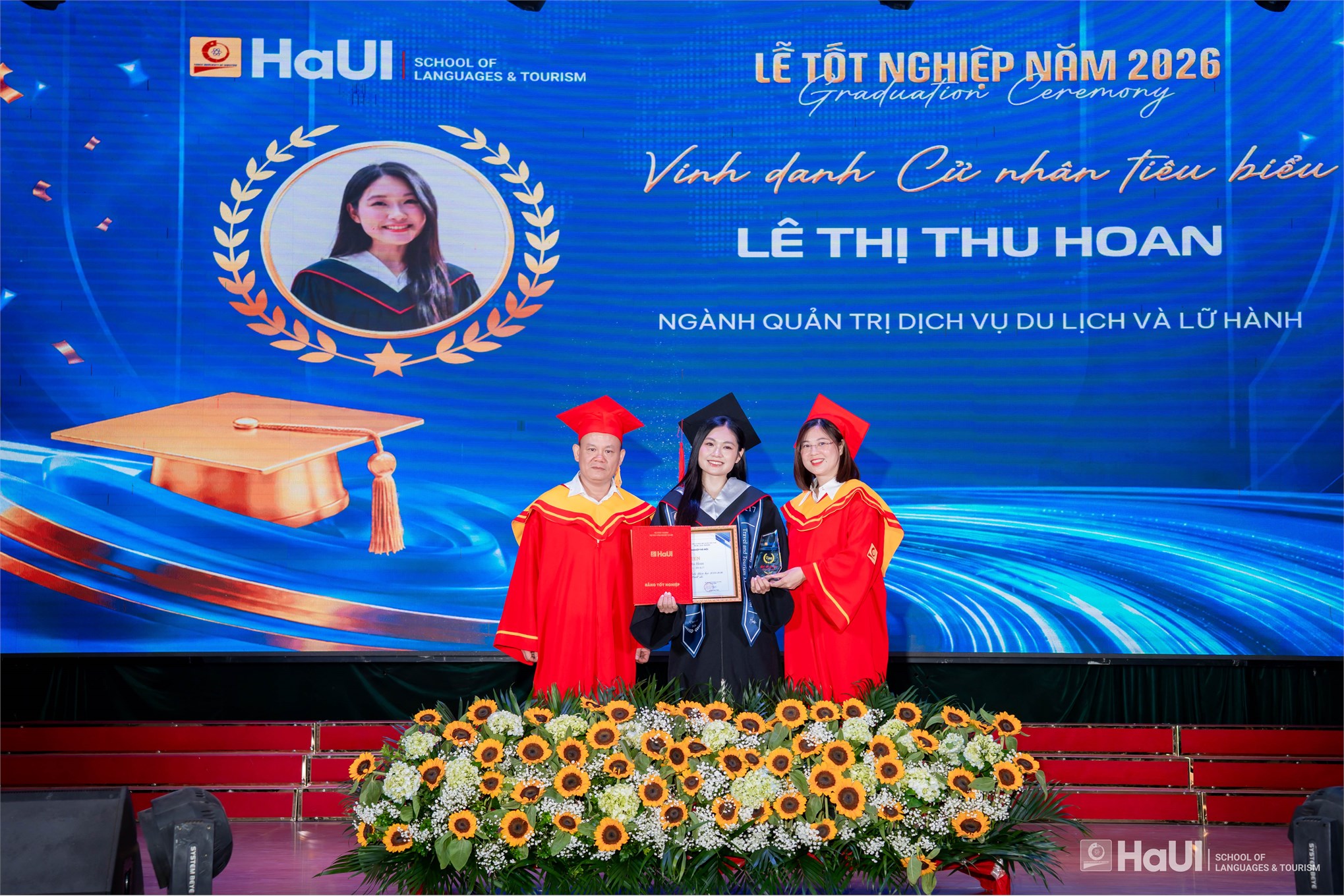 Hơn 800 tân Thạc sĩ, Cử nhân Trường Ngoại ngữ - Du lịch rạng rỡ trong ngày tốt nghiệp năm 2026