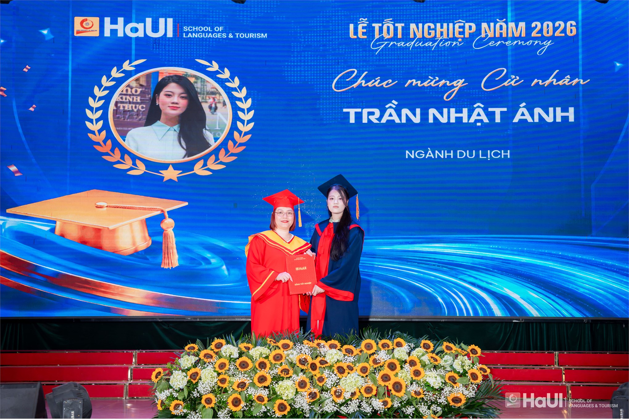 Hơn 800 tân Thạc sĩ, Cử nhân Trường Ngoại ngữ - Du lịch rạng rỡ trong ngày tốt nghiệp năm 2026