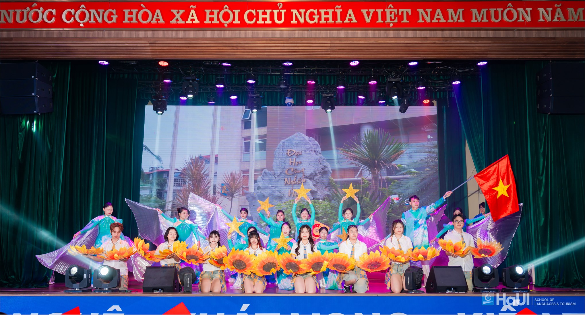 Hơn 800 tân Thạc sĩ, Cử nhân Trường Ngoại ngữ - Du lịch rạng rỡ trong ngày tốt nghiệp năm 2026