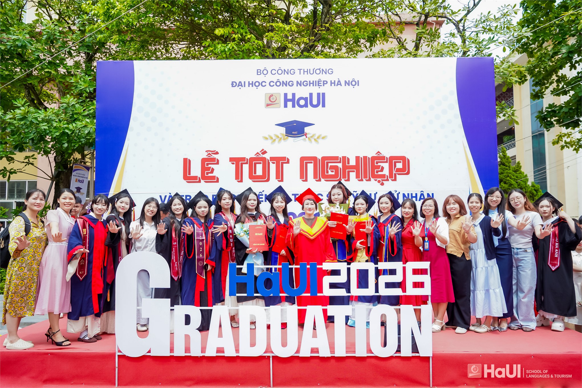 Hơn 800 tân Thạc sĩ, Cử nhân Trường Ngoại ngữ - Du lịch rạng rỡ trong ngày tốt nghiệp năm 2026