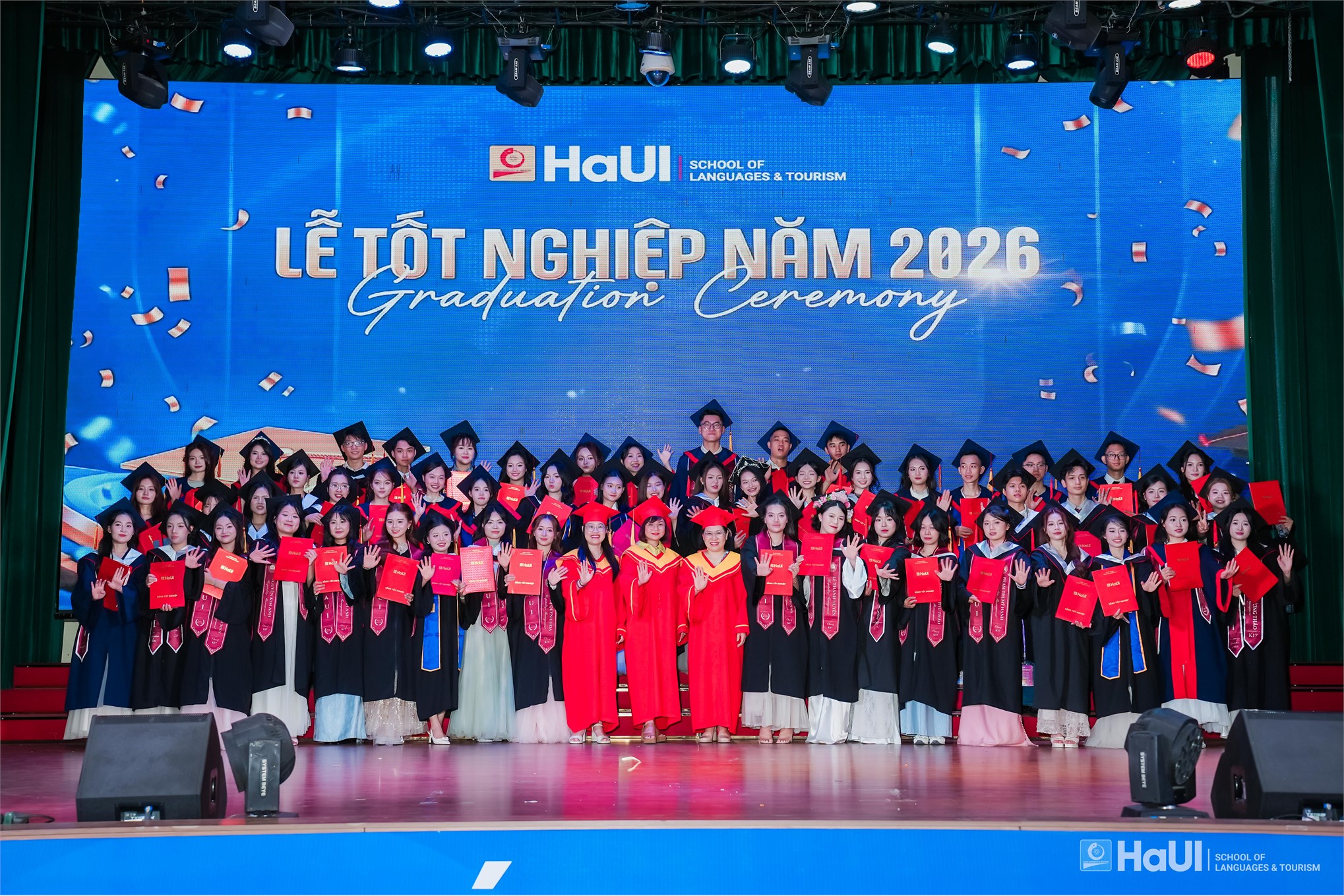 Hơn 800 tân Thạc sĩ, Cử nhân Trường Ngoại ngữ - Du lịch rạng rỡ trong ngày tốt nghiệp năm 2026
