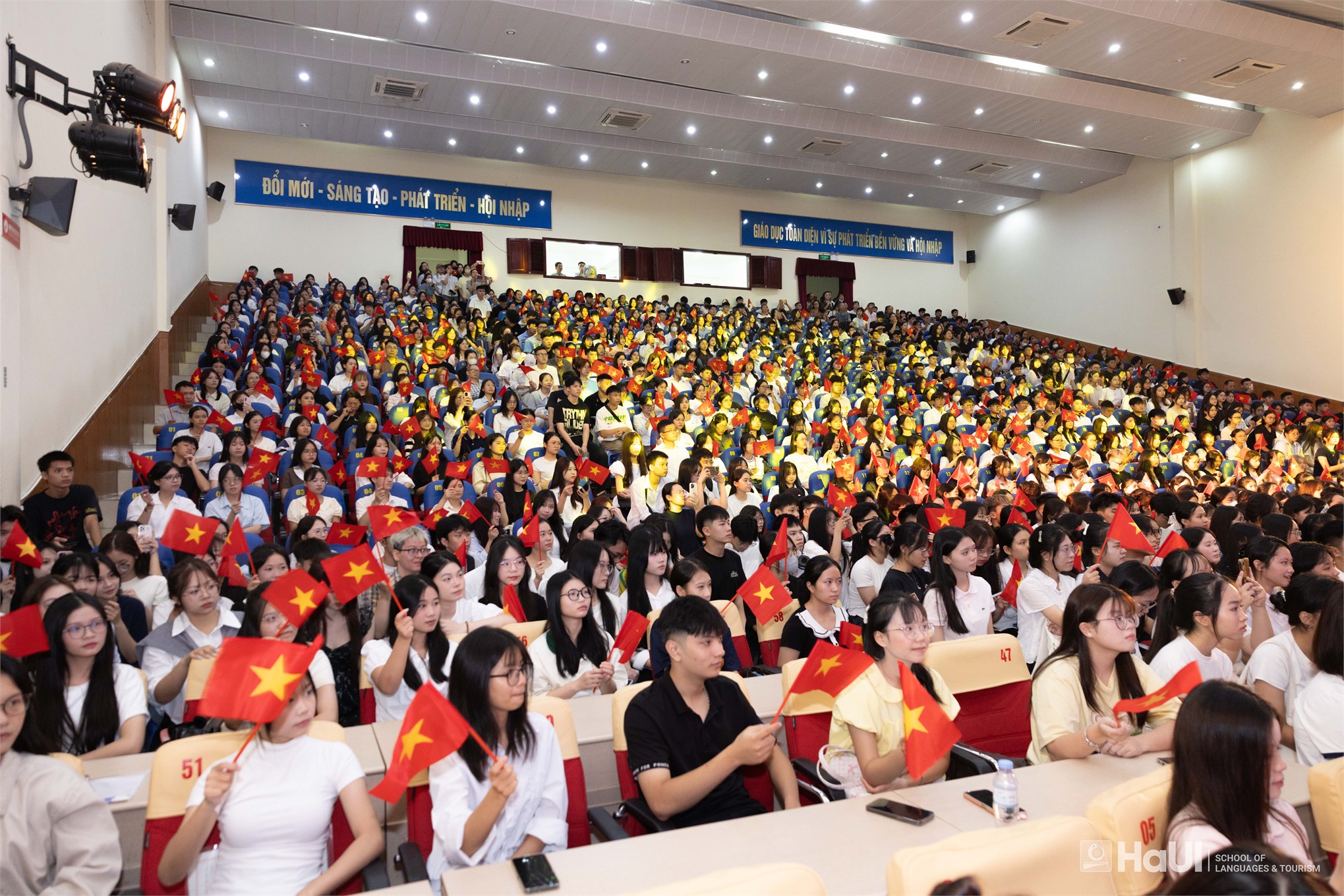 Trường Ngoại ngữ – Du lịch chào đón tân sinh viên Đại học K21