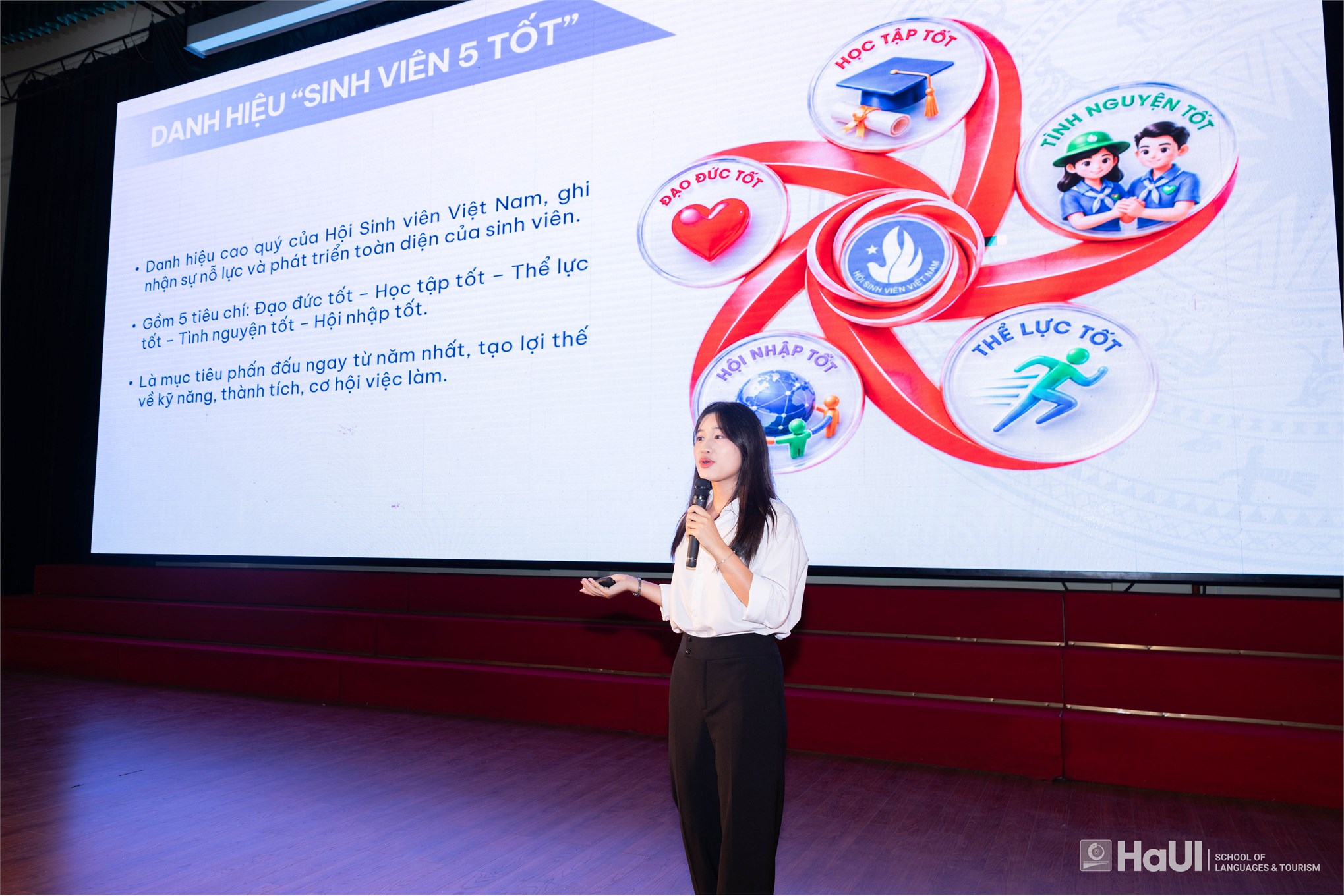 Trường Ngoại ngữ – Du lịch chào đón tân sinh viên Đại học K21