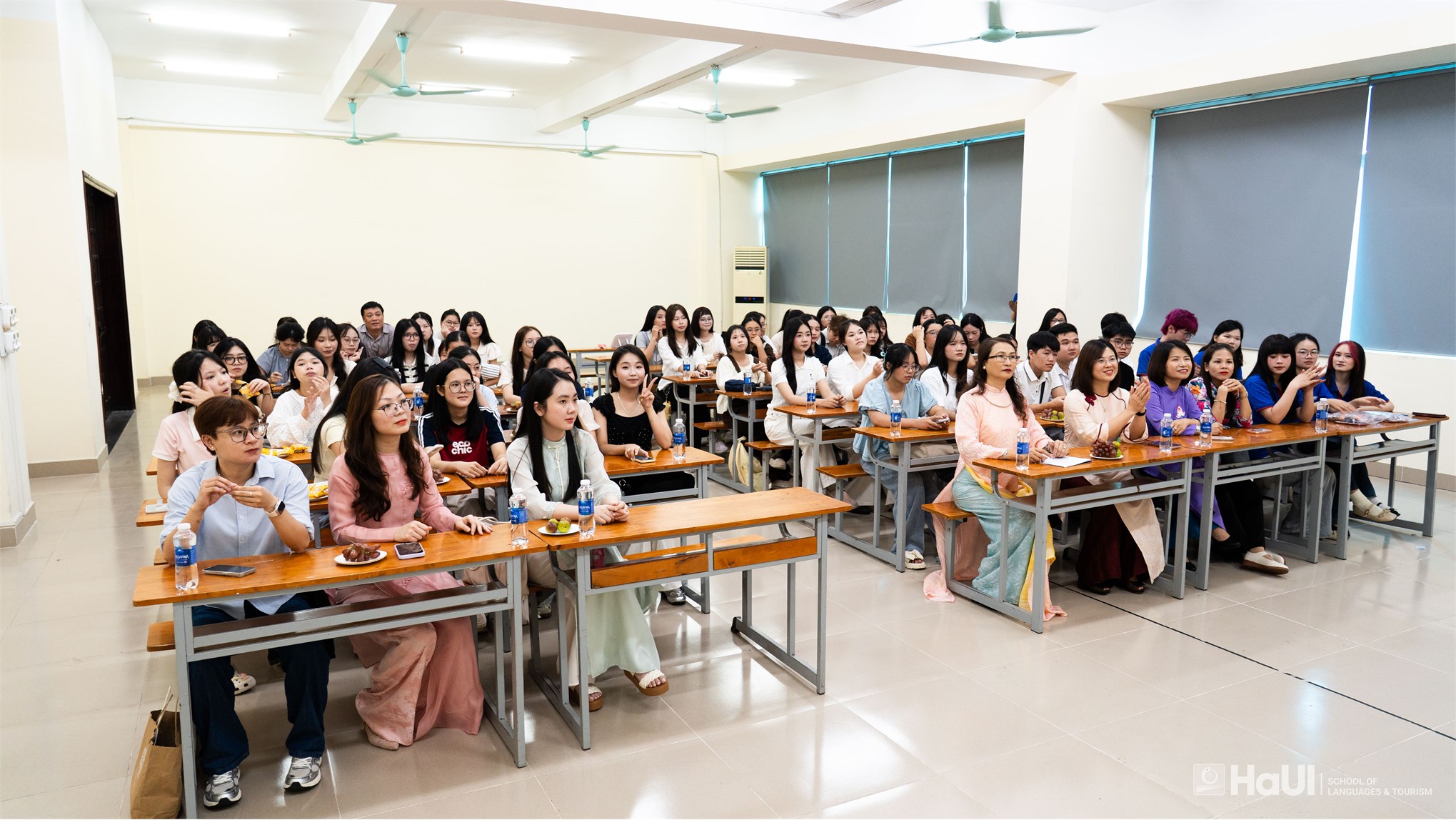 Trường Ngoại ngữ – Du lịch chào đón tân sinh viên Đại học K21