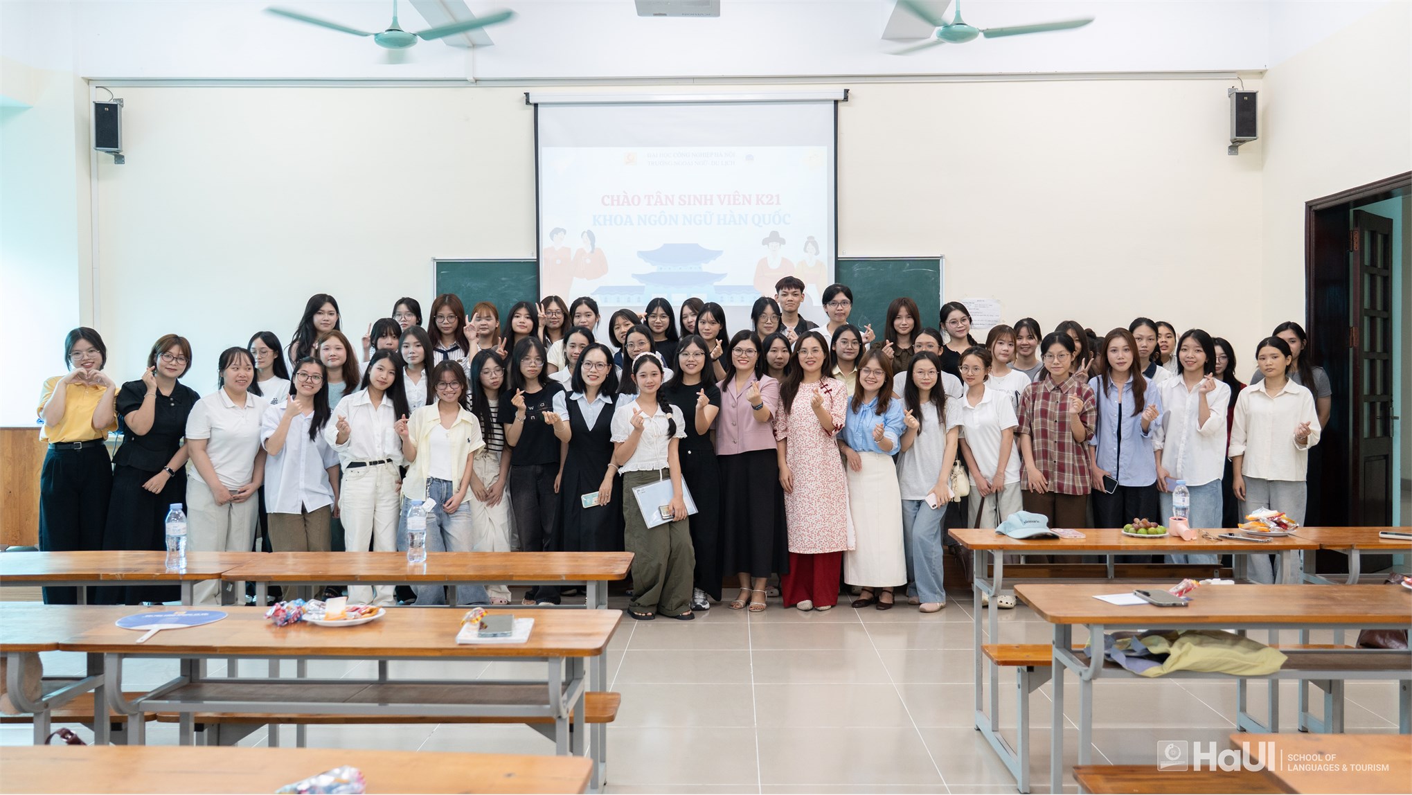 Trường Ngoại ngữ – Du lịch chào đón tân sinh viên Đại học K21