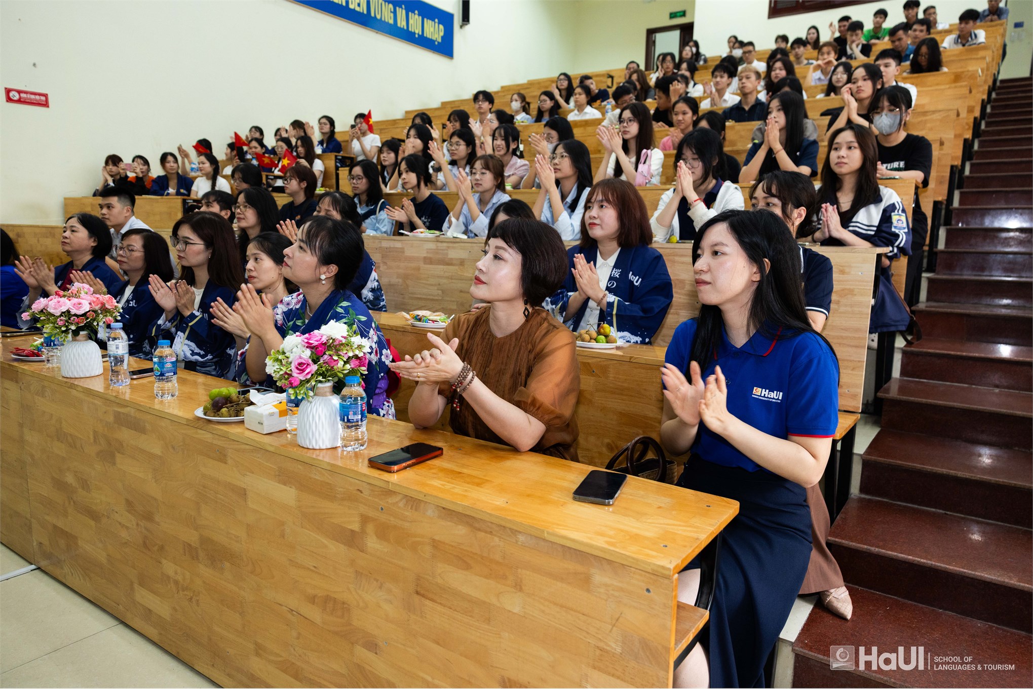 Trường Ngoại ngữ – Du lịch chào đón tân sinh viên Đại học K21