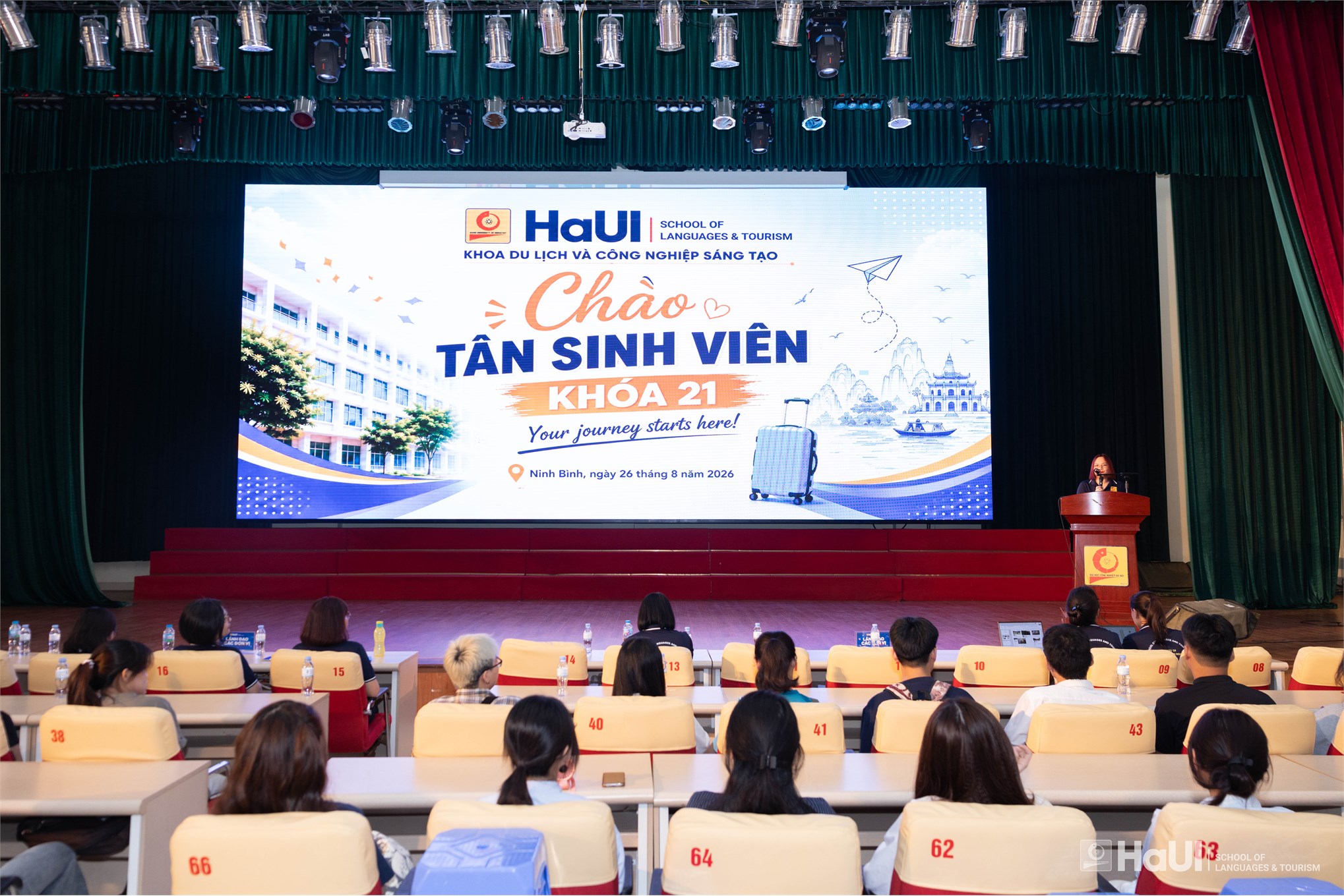Trường Ngoại ngữ – Du lịch chào đón tân sinh viên Đại học K21
