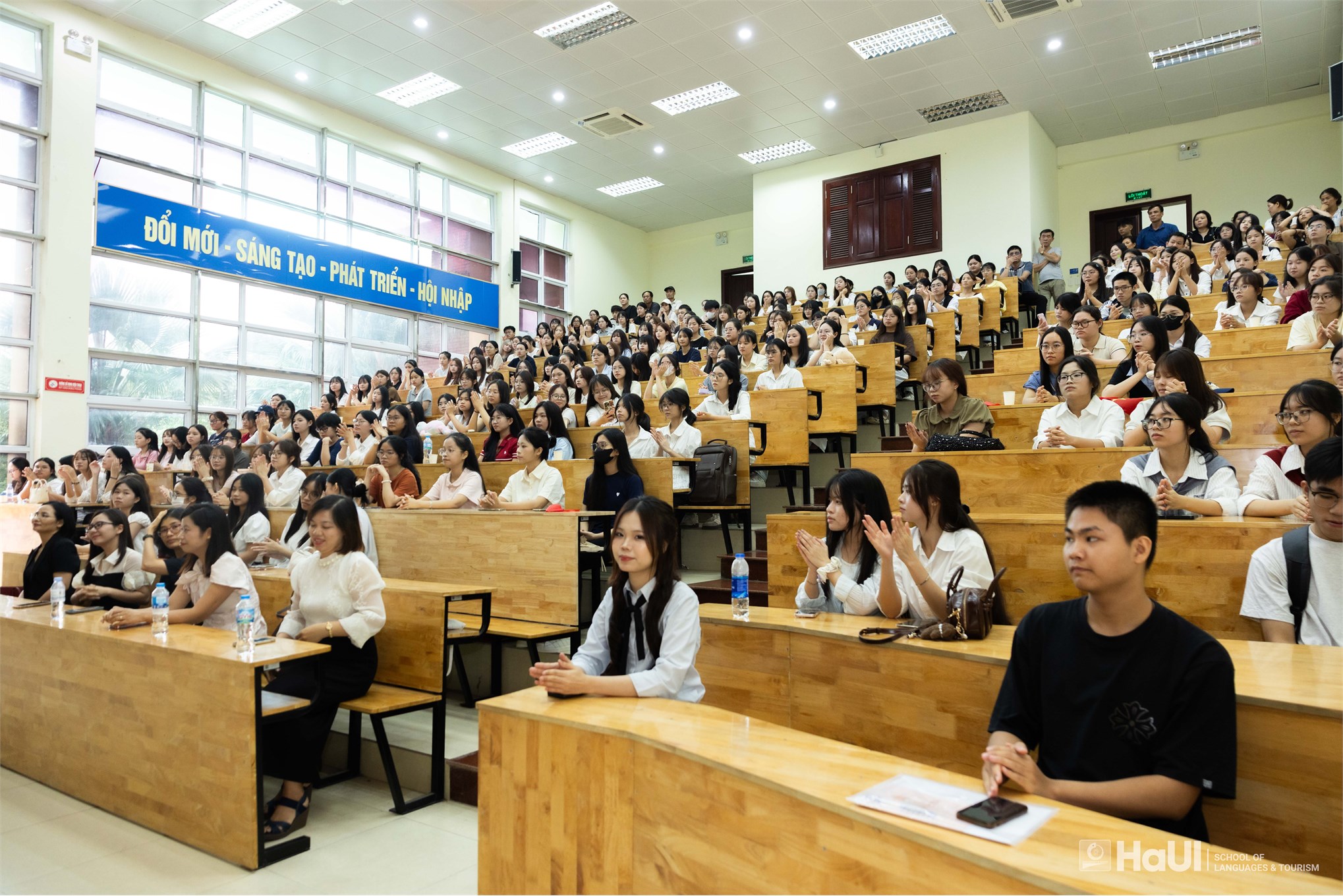 Trường Ngoại ngữ – Du lịch chào đón tân sinh viên Đại học K21