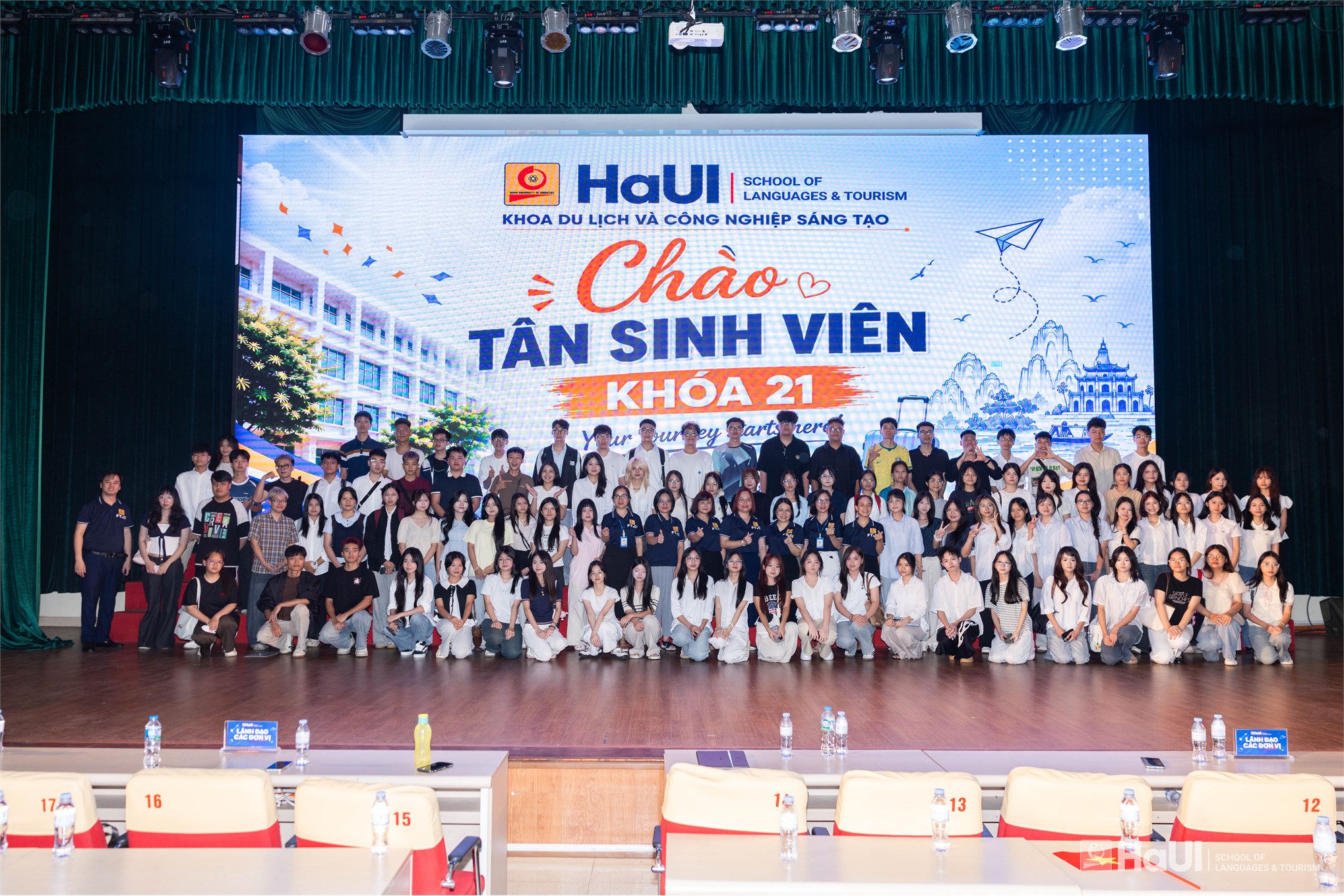 Trường Ngoại ngữ – Du lịch chào đón tân sinh viên Đại học K21