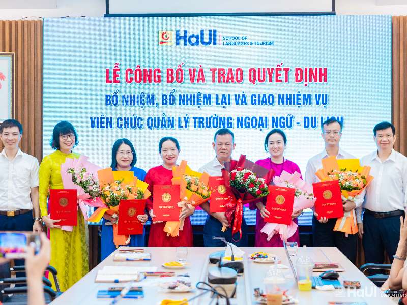 Trường Ngoại ngữ - Du lịch trao quyết định bổ nhiệm, bổ nhiệm lại và giao nhiệm vụ cho viên chức quản lý
