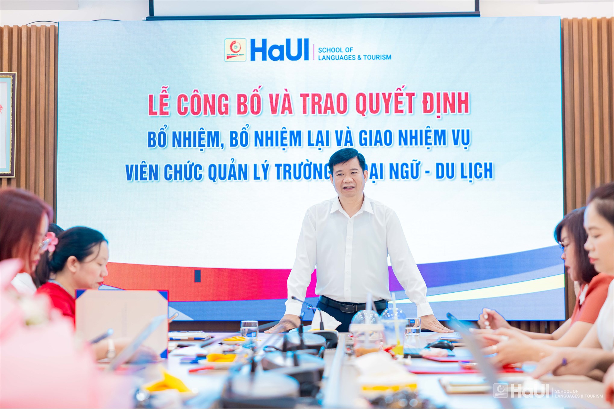 Trường Ngoại ngữ - Du lịch trao quyết định bổ nhiệm, bổ nhiệm lại và giao nhiệm vụ cho viên chức quản lý