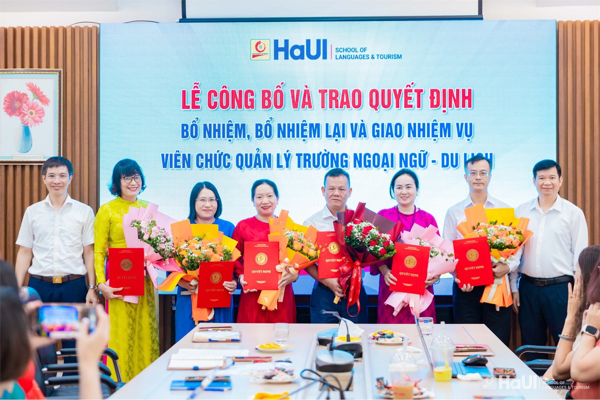 Trường Ngoại ngữ - Du lịch trao quyết định bổ nhiệm, bổ nhiệm lại và giao nhiệm vụ cho viên chức quản lý