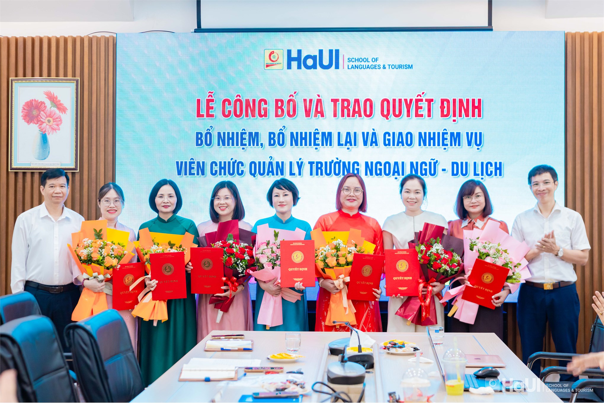 Trường Ngoại ngữ - Du lịch trao quyết định bổ nhiệm, bổ nhiệm lại và giao nhiệm vụ cho viên chức quản lý
