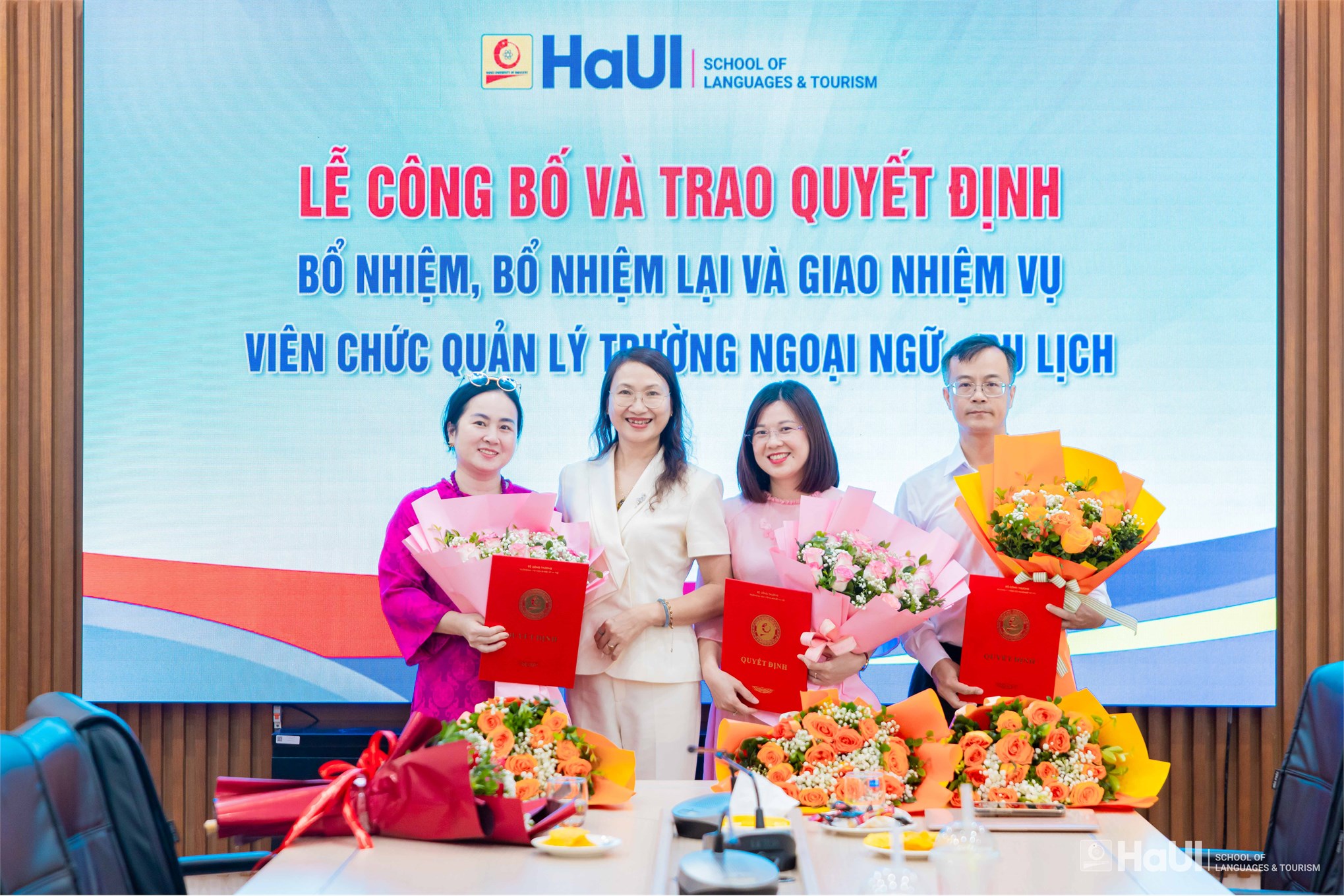 Trường Ngoại ngữ - Du lịch trao quyết định bổ nhiệm, bổ nhiệm lại và giao nhiệm vụ cho viên chức quản lý