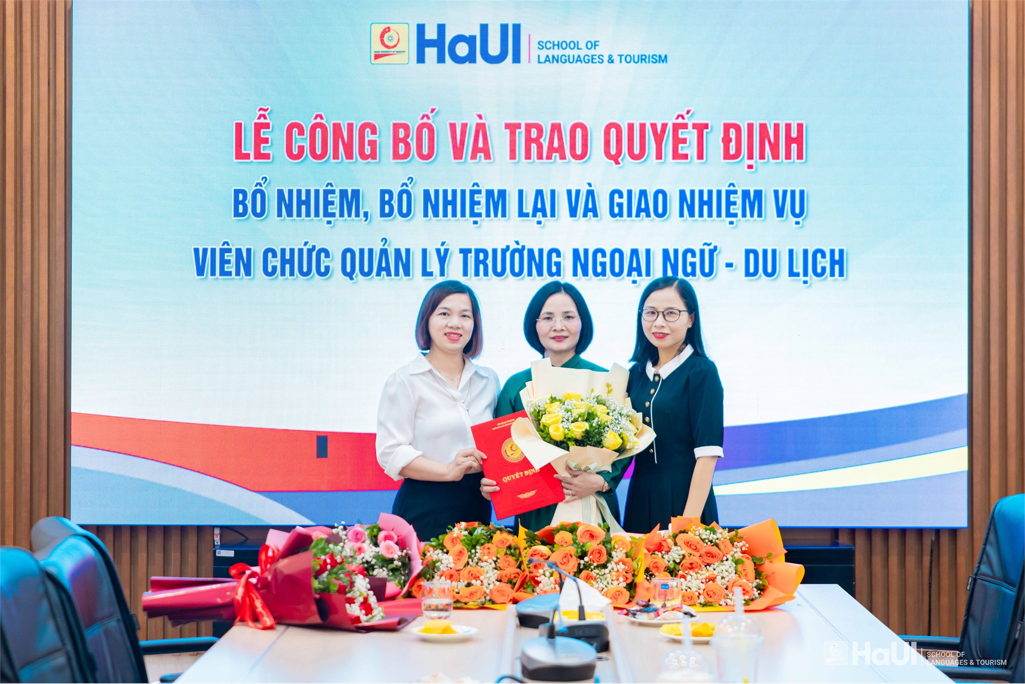 Trường Ngoại ngữ - Du lịch trao quyết định bổ nhiệm, bổ nhiệm lại và giao nhiệm vụ cho viên chức quản lý