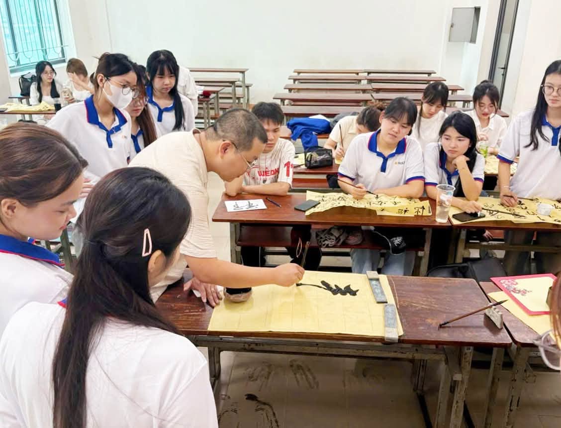 Sinh viên Trung Quốc học trải nghiệm nghệ thuật thư pháp Trung Quốc
