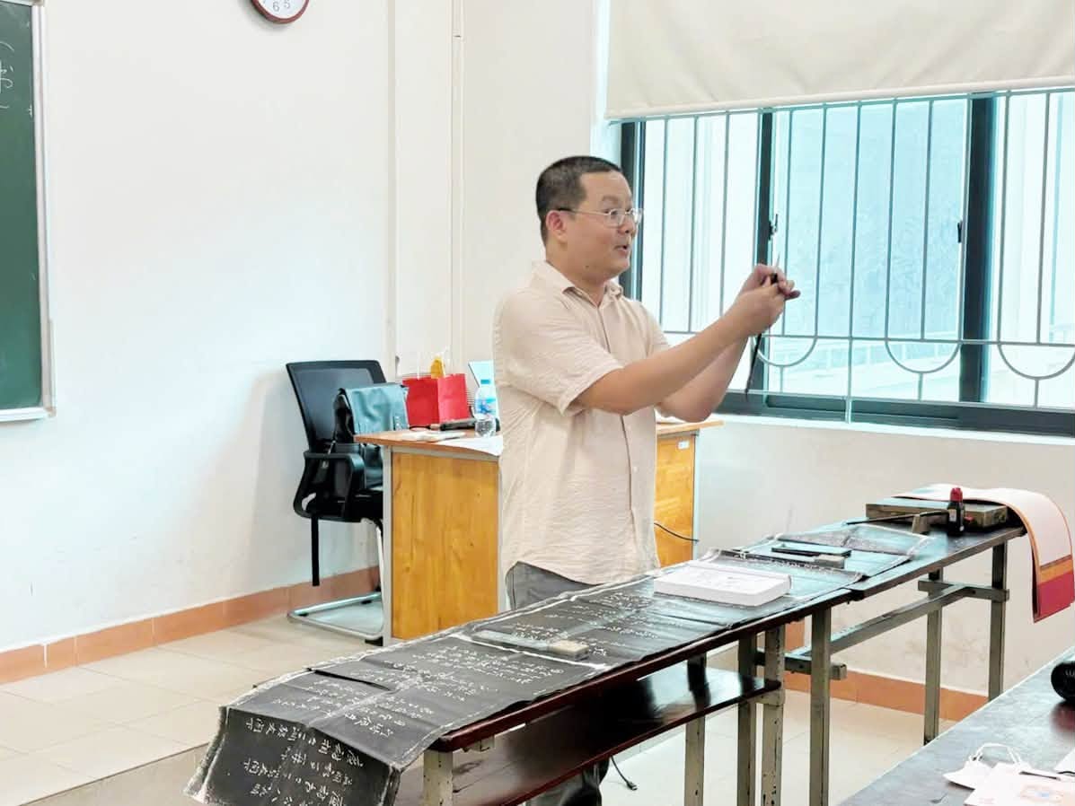 Sinh viên Trung Quốc học trải nghiệm nghệ thuật thư pháp Trung Quốc