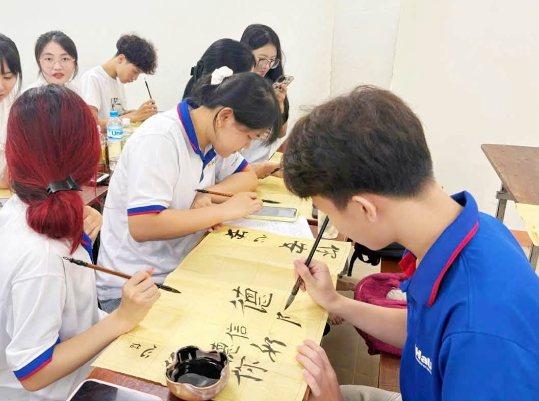 Sinh viên Trung Quốc học trải nghiệm nghệ thuật thư pháp Trung Quốc