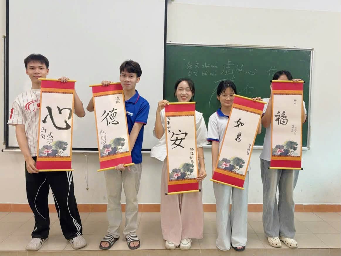 Sinh viên Trung Quốc học trải nghiệm nghệ thuật thư pháp Trung Quốc