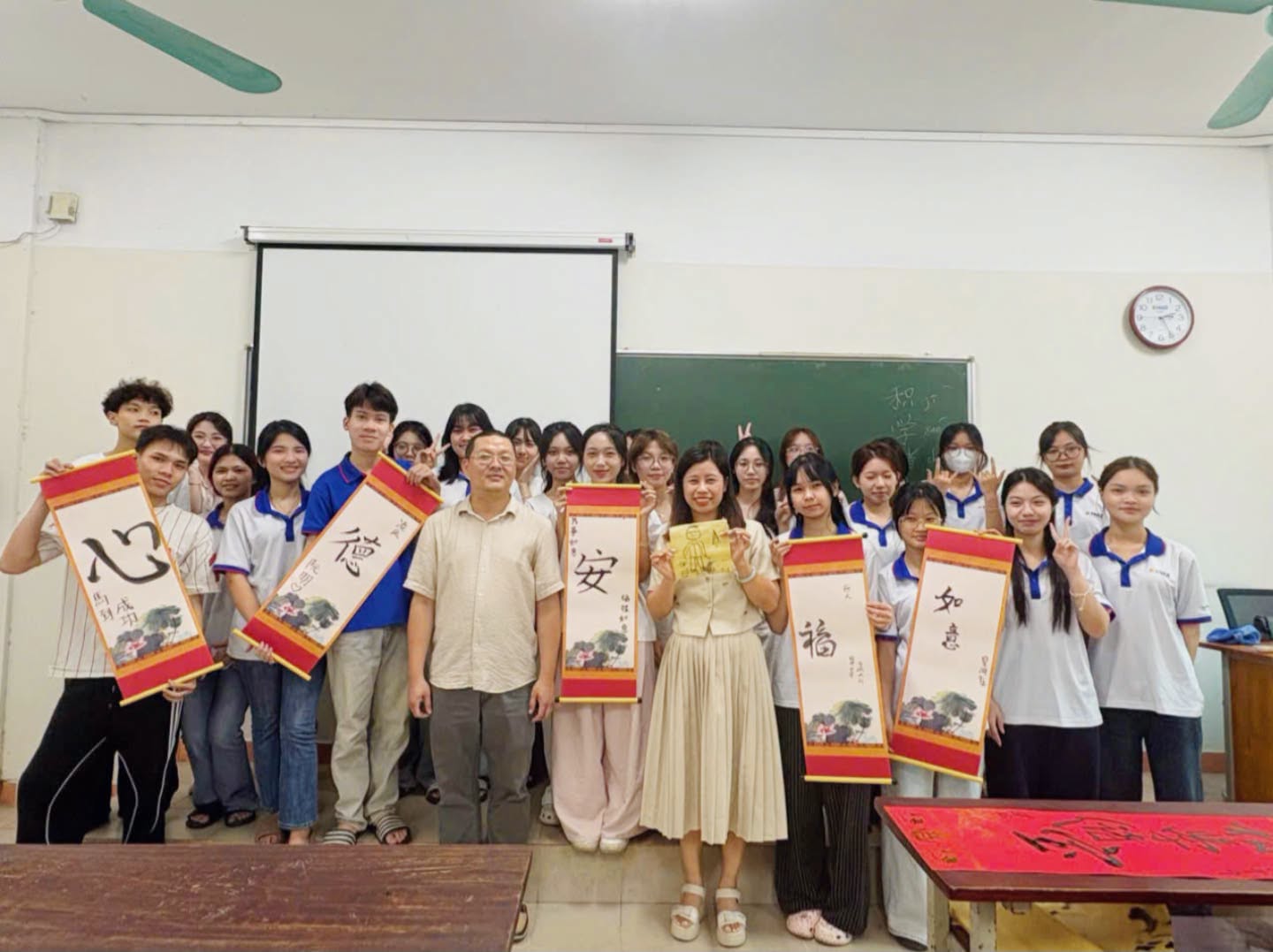 Sinh viên Trung Quốc học trải nghiệm nghệ thuật thư pháp Trung Quốc