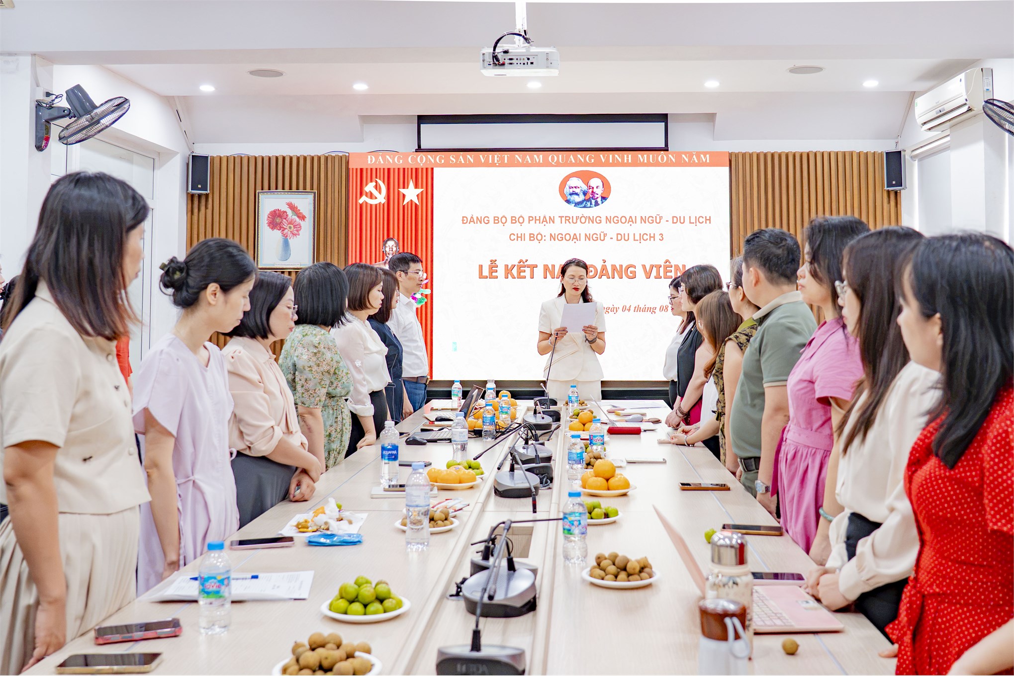 Chi bộ Ngoại ngữ - Du lịch 3 tổ chức Lễ kết nạp đảng viên mới