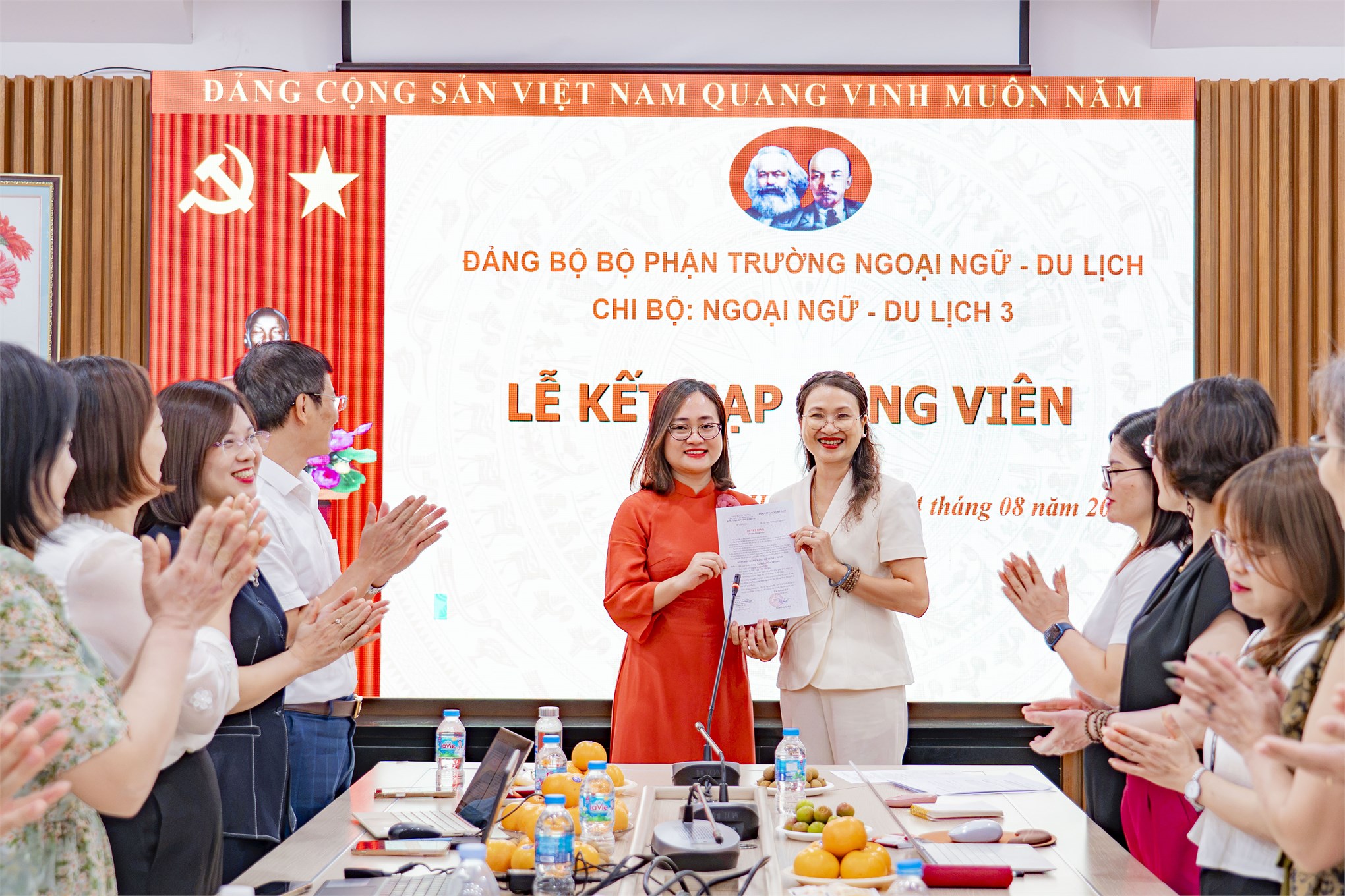 Chi bộ Ngoại ngữ - Du lịch 3 tổ chức Lễ kết nạp đảng viên mới